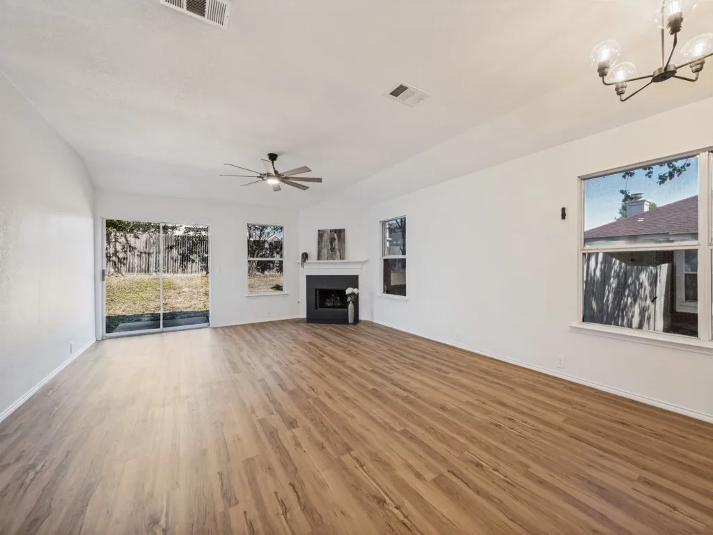 Single Family Residence For Sale in Tarrant County , 1309 Dundee Drive, Arlington, Texas 76002, 4 Bedroom, 2 Bathroom, 2 Garage spaces, 2,131 Sqft, built in 2002, mls#21398236, Real Estate Agent in Arlington, Homes For Sale in Tarrant county, Homes For Sale in Arlington, Realtor in Arlington Texas, Real Estate Brokerage Independent Realty Texas, Luminita Cordes Realtor