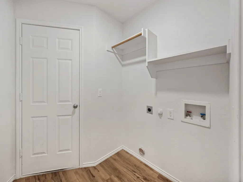Single Family Residence For Sale in Tarrant County , 1309 Dundee Drive, Arlington, Texas 76002, 4 Bedroom, 2 Bathroom, 2 Garage spaces, 2,131 Sqft, built in 2002, mls#21398236, Real Estate Agent in Arlington, Homes For Sale in Tarrant county, Homes For Sale in Arlington, Realtor in Arlington Texas, Real Estate Brokerage Independent Realty Texas, Luminita Cordes Realtor