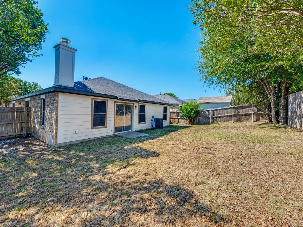 Single Family Residence For Sale in Tarrant County , 1309 Dundee Drive, Arlington, Texas 76002, 4 Bedroom, 2 Bathroom, 2 Garage spaces, 2,131 Sqft, built in 2002, mls#21398236, Real Estate Agent in Arlington, Homes For Sale in Tarrant county, Homes For Sale in Arlington, Realtor in Arlington Texas, Real Estate Brokerage Independent Realty Texas, Luminita Cordes Realtor