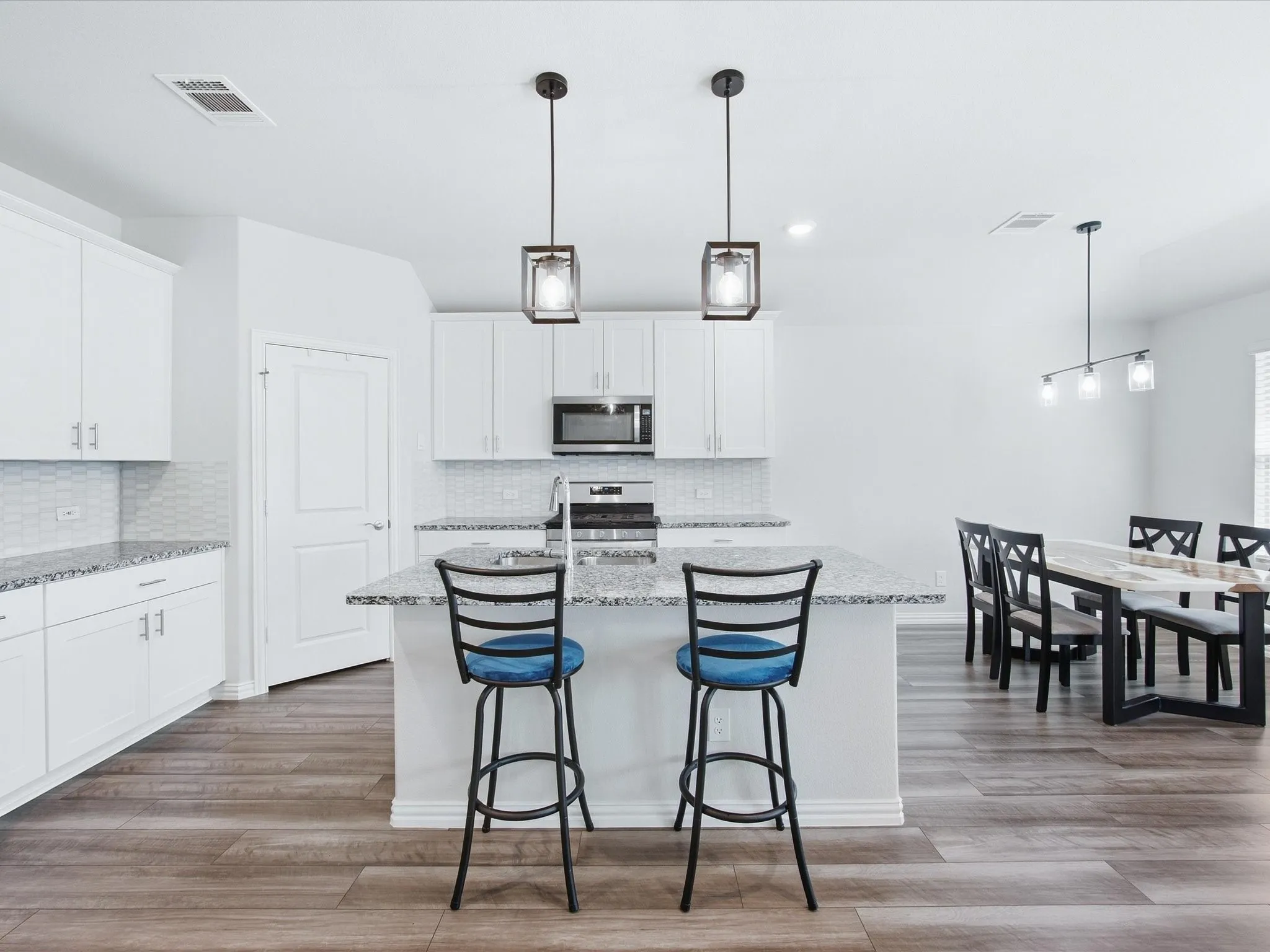 Single Family Residence For Sale in Denton County , 214 Luna Lane, Lake Dallas, Texas 75065, 3 Bedroom, 2 Bathroom, 2 Garage spaces, 1,659 Sqft, built in 2022, mls#21397406, Real Estate Agent in Lake Dallas, Homes For Sale in Denton county, Homes For Sale in Lake Dallas, Realtor in Lake Dallas Texas, Real Estate Brokerage Independent Realty Texas, Luminita Cordes Realtor