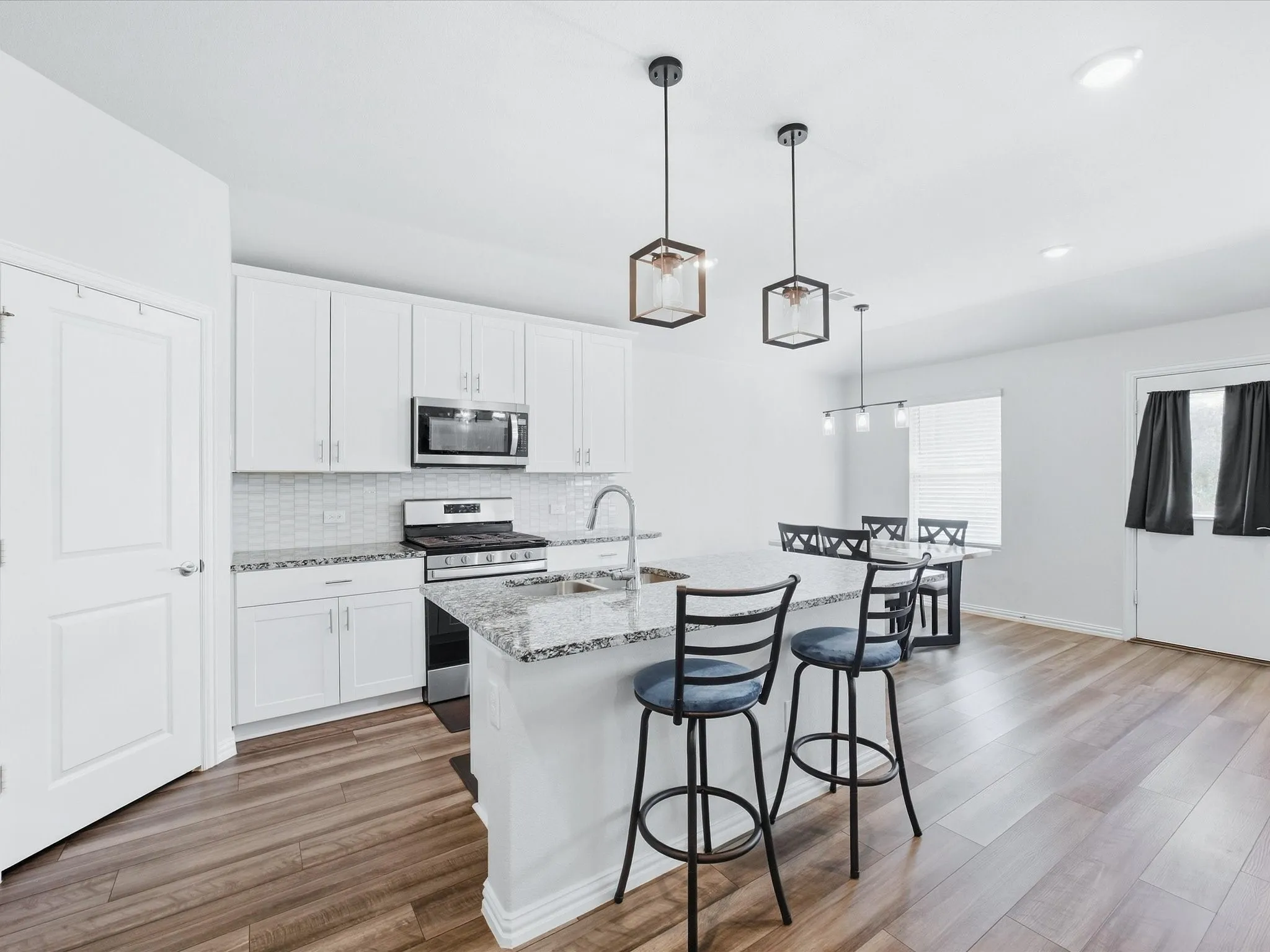 Single Family Residence For Sale in Denton County , 214 Luna Lane, Lake Dallas, Texas 75065, 3 Bedroom, 2 Bathroom, 2 Garage spaces, 1,659 Sqft, built in 2022, mls#21397406, Real Estate Agent in Lake Dallas, Homes For Sale in Denton county, Homes For Sale in Lake Dallas, Realtor in Lake Dallas Texas, Real Estate Brokerage Independent Realty Texas, Luminita Cordes Realtor