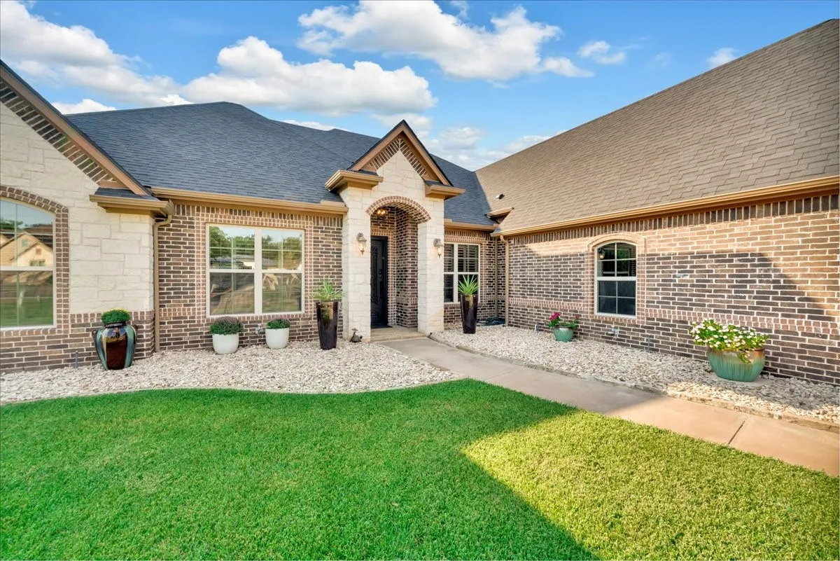 Single Family Residence For Sale in Hood County , 6410 Pinehurst Drive, Granbury, Texas 76049, 4 Bedroom, 3 Bathroom, 3 Garage spaces, 2,960 Sqft, built in 2014, mls#21394083, Real Estate Agent in Granbury, Homes For Sale in Hood county, Homes For Sale in Granbury, Realtor in Granbury Texas, Real Estate Brokerage Independent Realty Texas, Luminita Cordes Realtor