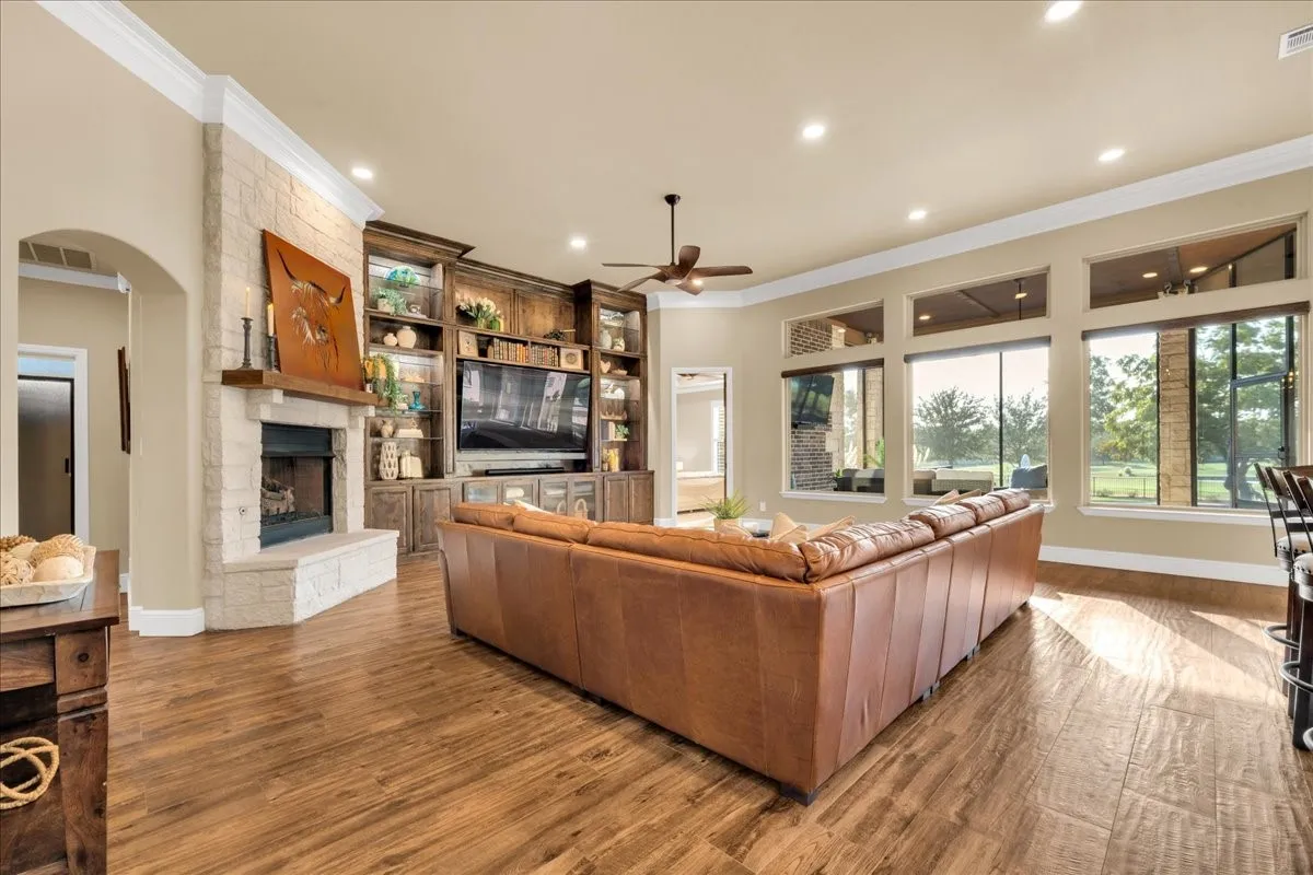 Single Family Residence For Sale in Hood County , 6410 Pinehurst Drive, Granbury, Texas 76049, 4 Bedroom, 3 Bathroom, 3 Garage spaces, 2,960 Sqft, built in 2014, mls#21394083, Real Estate Agent in Granbury, Homes For Sale in Hood county, Homes For Sale in Granbury, Realtor in Granbury Texas, Real Estate Brokerage Independent Realty Texas, Luminita Cordes Realtor