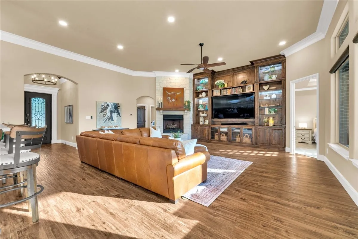 Single Family Residence For Sale in Hood County , 6410 Pinehurst Drive, Granbury, Texas 76049, 4 Bedroom, 3 Bathroom, 3 Garage spaces, 2,960 Sqft, built in 2014, mls#21394083, Real Estate Agent in Granbury, Homes For Sale in Hood county, Homes For Sale in Granbury, Realtor in Granbury Texas, Real Estate Brokerage Independent Realty Texas, Luminita Cordes Realtor