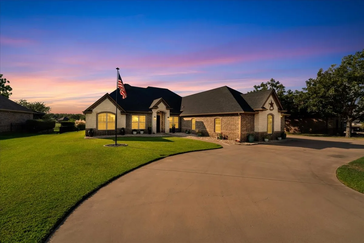 Single Family Residence For Sale in Hood County , 6410 Pinehurst Drive, Granbury, Texas 76049, 4 Bedroom, 3 Bathroom, 3 Garage spaces, 2,960 Sqft, built in 2014, mls#21394083, Real Estate Agent in Granbury, Homes For Sale in Hood county, Homes For Sale in Granbury, Realtor in Granbury Texas, Real Estate Brokerage Independent Realty Texas, Luminita Cordes Realtor