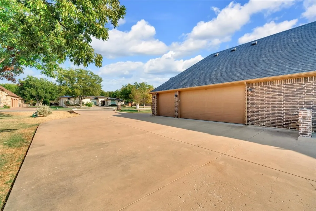 Single Family Residence For Sale in Hood County , 6410 Pinehurst Drive, Granbury, Texas 76049, 4 Bedroom, 3 Bathroom, 3 Garage spaces, 2,960 Sqft, built in 2014, mls#21394083, Real Estate Agent in Granbury, Homes For Sale in Hood county, Homes For Sale in Granbury, Realtor in Granbury Texas, Real Estate Brokerage Independent Realty Texas, Luminita Cordes Realtor