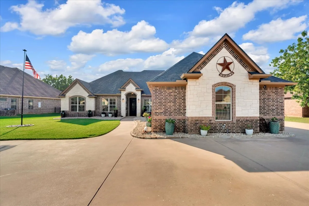 Single Family Residence For Sale in Hood County , 6410 Pinehurst Drive, Granbury, Texas 76049, 4 Bedroom, 3 Bathroom, 3 Garage spaces, 2,960 Sqft, built in 2014, mls#21394083, Real Estate Agent in Granbury, Homes For Sale in Hood county, Homes For Sale in Granbury, Realtor in Granbury Texas, Real Estate Brokerage Independent Realty Texas, Luminita Cordes Realtor