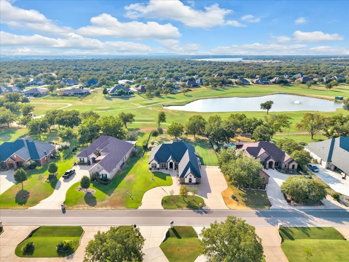 Single Family Residence For Sale in Hood County , 6410 Pinehurst Drive, Granbury, Texas 76049, 4 Bedroom, 3 Bathroom, 3 Garage spaces, 2,960 Sqft, built in 2014, mls#21394083, Real Estate Agent in Granbury, Homes For Sale in Hood county, Homes For Sale in Granbury, Realtor in Granbury Texas, Real Estate Brokerage Independent Realty Texas, Luminita Cordes Realtor