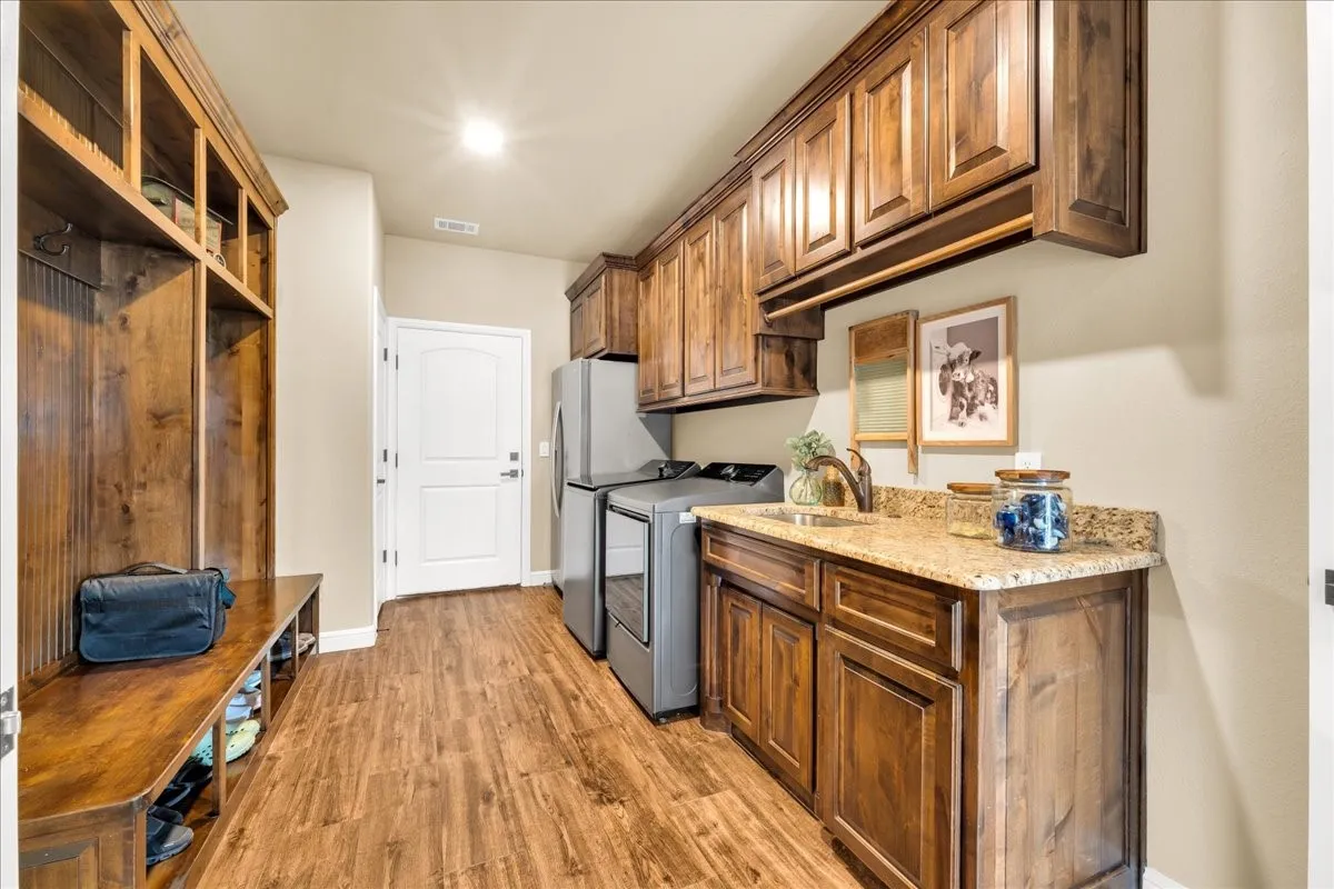 Single Family Residence For Sale in Hood County , 6410 Pinehurst Drive, Granbury, Texas 76049, 4 Bedroom, 3 Bathroom, 3 Garage spaces, 2,960 Sqft, built in 2014, mls#21394083, Real Estate Agent in Granbury, Homes For Sale in Hood county, Homes For Sale in Granbury, Realtor in Granbury Texas, Real Estate Brokerage Independent Realty Texas, Luminita Cordes Realtor