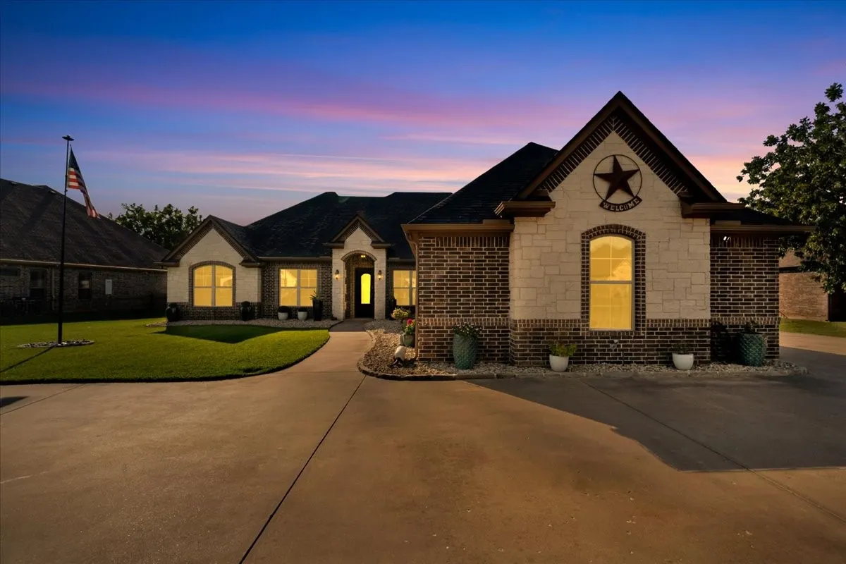 Single Family Residence For Sale in Hood County , 6410 Pinehurst Drive, Granbury, Texas 76049, 4 Bedroom, 3 Bathroom, 3 Garage spaces, 2,960 Sqft, built in 2014, mls#21394083, Real Estate Agent in Granbury, Homes For Sale in Hood county, Homes For Sale in Granbury, Realtor in Granbury Texas, Real Estate Brokerage Independent Realty Texas, Luminita Cordes Realtor