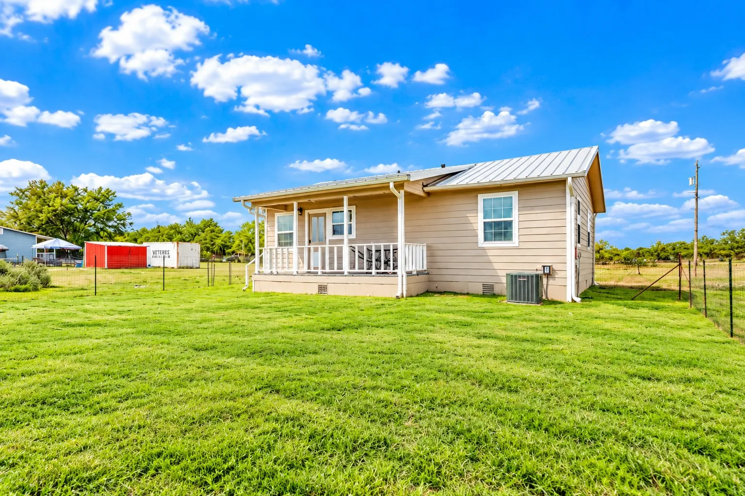 Single Family Residence For Sale in Hunt County , 5259 County Road 4604, Commerce, Texas 75428, 2 Bedroom, 1 Bathroom, Garage spaces, 720 Sqft, built in 2017, mls#21394340, Real Estate Agent in Commerce, Homes For Sale in Hunt county, Homes For Sale in Commerce, Realtor in Commerce Texas, Real Estate Brokerage Independent Realty Texas, Luminita Cordes Realtor