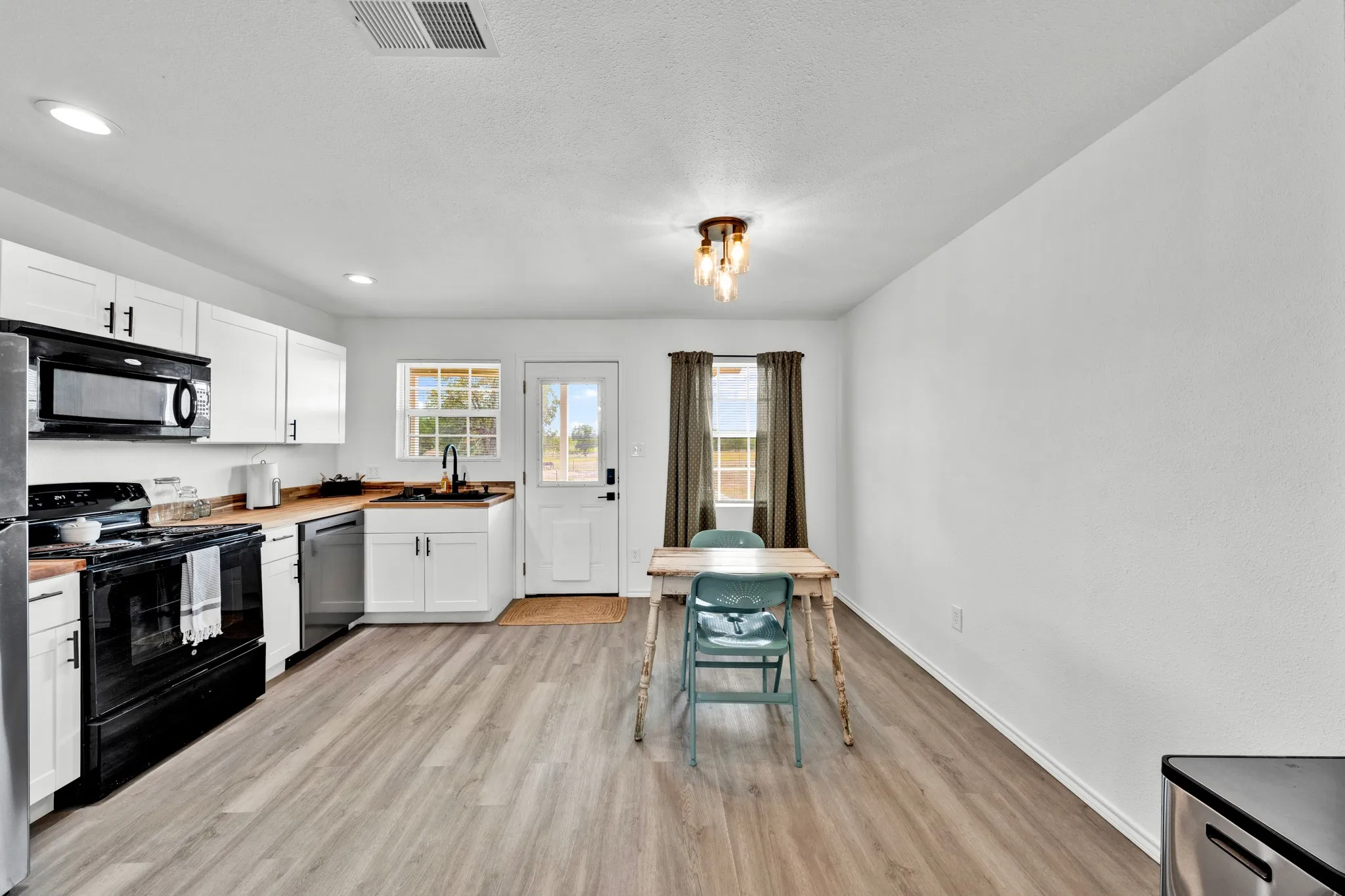 Single Family Residence For Sale in Hunt County , 5259 County Road 4604, Commerce, Texas 75428, 2 Bedroom, 1 Bathroom, Garage spaces, 720 Sqft, built in 2017, mls#21394340, Real Estate Agent in Commerce, Homes For Sale in Hunt county, Homes For Sale in Commerce, Realtor in Commerce Texas, Real Estate Brokerage Independent Realty Texas, Luminita Cordes Realtor