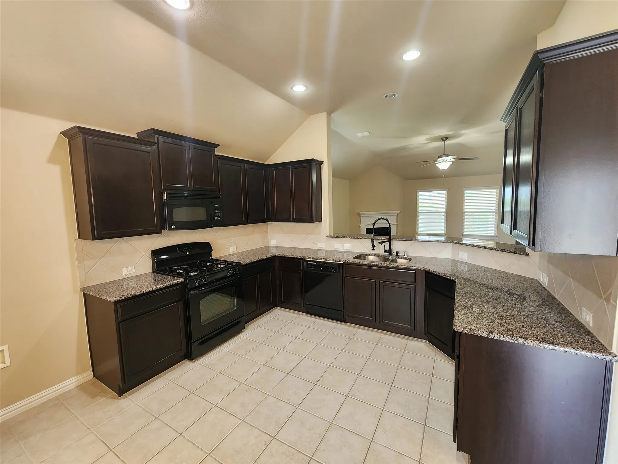 Single Family Residence For Rent in Tarrant County , 500 Paddle Drive, Crowley, Texas 76036, 3 Bedroom, 2 Bathroom, 2 Garage spaces, 1,592 Sqft, built in 2013, mls#21398277, Real Estate Agent in Crowley, Homes For Rent in Tarrant county, Homes For Rent in Crowley, Realtor in Crowley Texas, Real Estate Brokerage Independent Realty Texas, Luminita Cordes Realtor