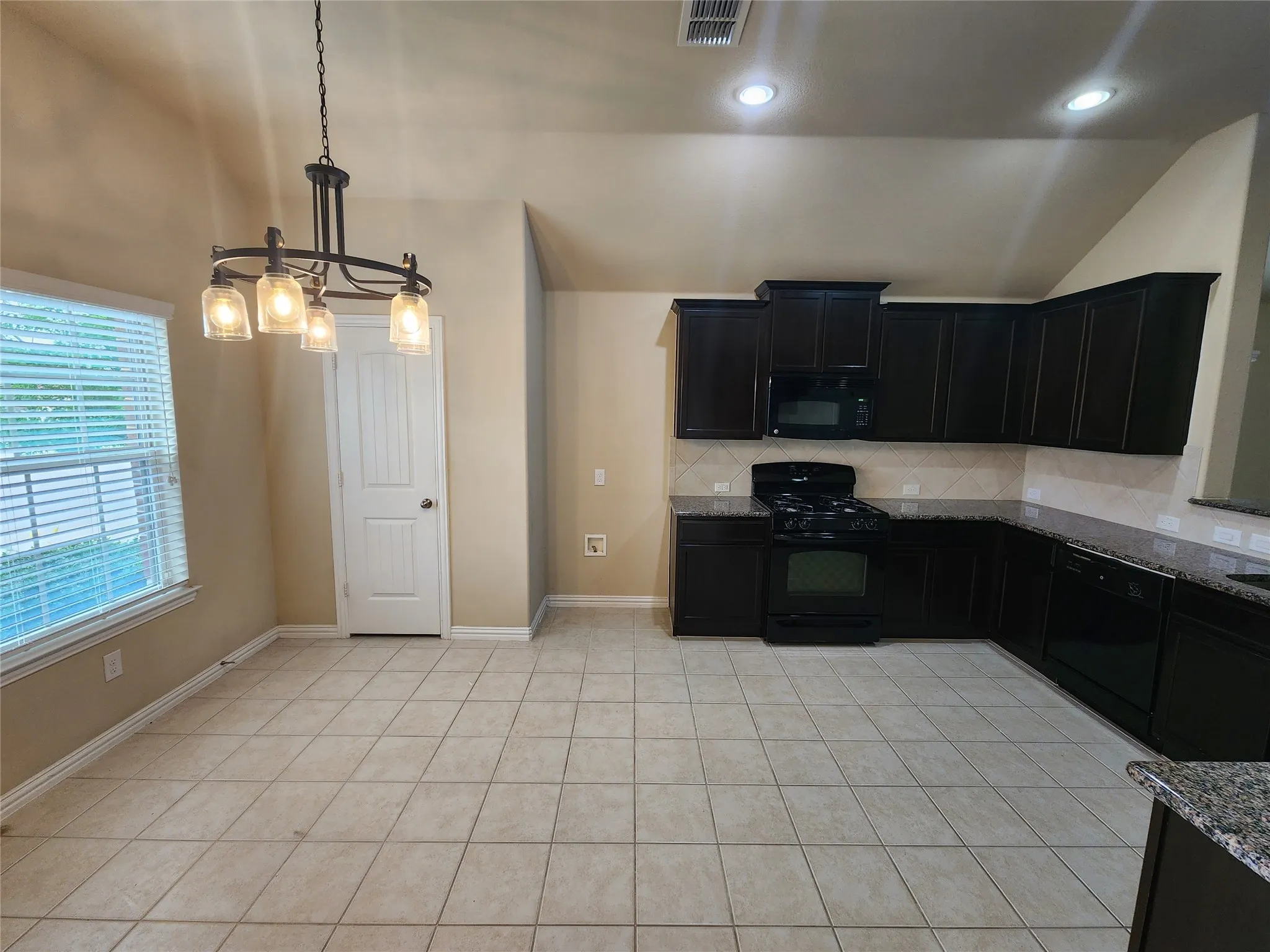 Single Family Residence For Rent in Tarrant County , 500 Paddle Drive, Crowley, Texas 76036, 3 Bedroom, 2 Bathroom, 2 Garage spaces, 1,592 Sqft, built in 2013, mls#21398277, Real Estate Agent in Crowley, Homes For Rent in Tarrant county, Homes For Rent in Crowley, Realtor in Crowley Texas, Real Estate Brokerage Independent Realty Texas, Luminita Cordes Realtor