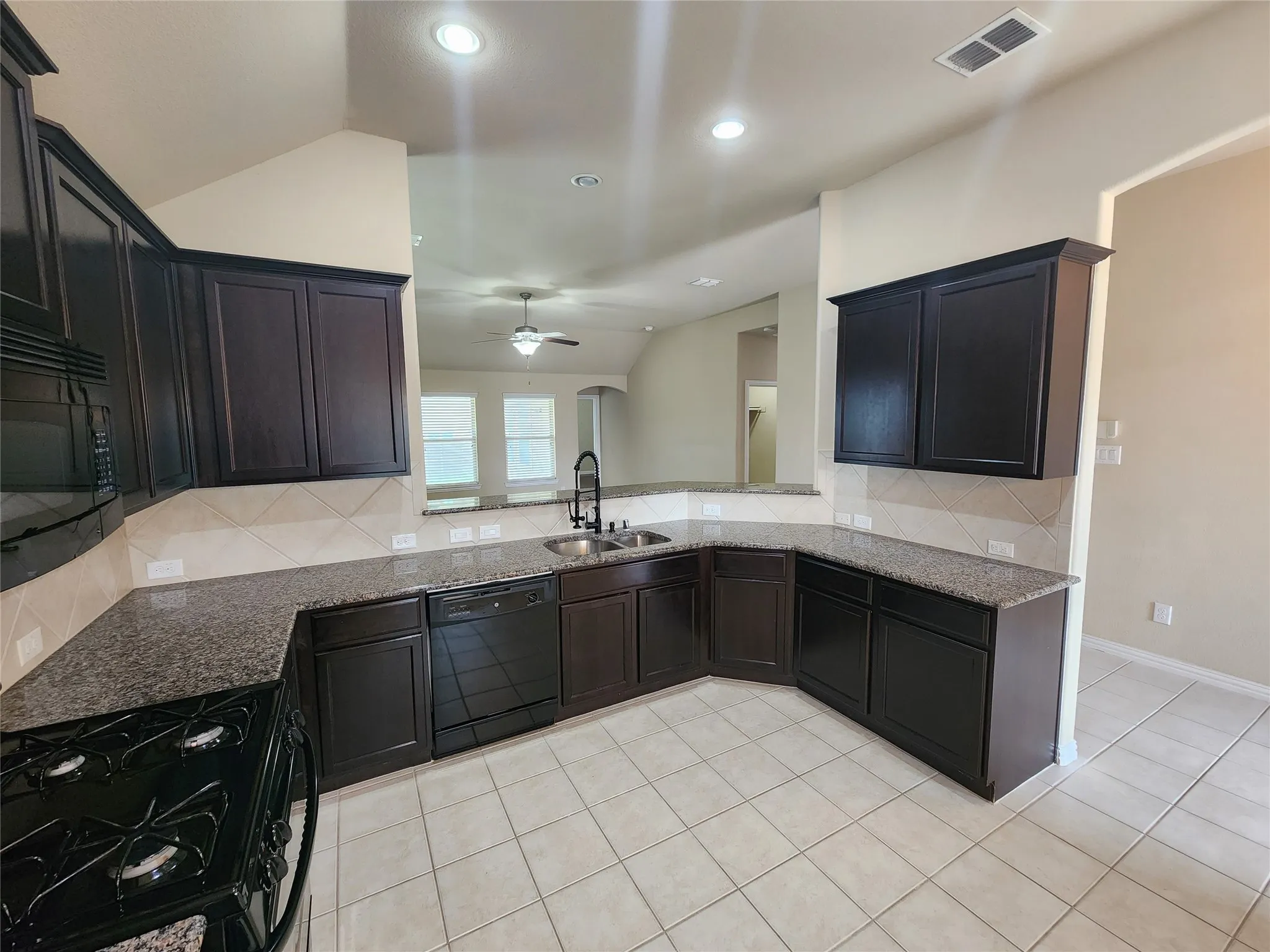 Single Family Residence For Rent in Tarrant County , 500 Paddle Drive, Crowley, Texas 76036, 3 Bedroom, 2 Bathroom, 2 Garage spaces, 1,592 Sqft, built in 2013, mls#21398277, Real Estate Agent in Crowley, Homes For Rent in Tarrant county, Homes For Rent in Crowley, Realtor in Crowley Texas, Real Estate Brokerage Independent Realty Texas, Luminita Cordes Realtor