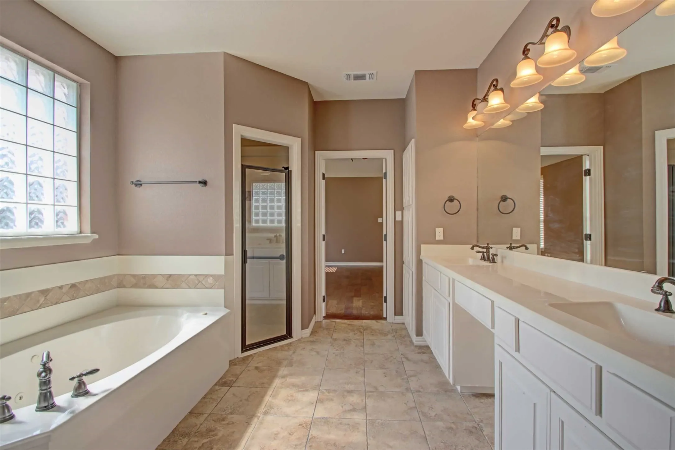 Single Family Residence For Sale in Somervell County , 107 Heritage Place, Glen Rose, Texas 76043, 3 Bedroom, 3 Bathroom, 2 Garage spaces, 2,126 Sqft, built in 2007, mls#21397528, Real Estate Agent in Glen Rose, Homes For Sale in Somervell county, Homes For Sale in Glen Rose, Realtor in Glen Rose Texas, Real Estate Brokerage Independent Realty Texas, Luminita Cordes Realtor