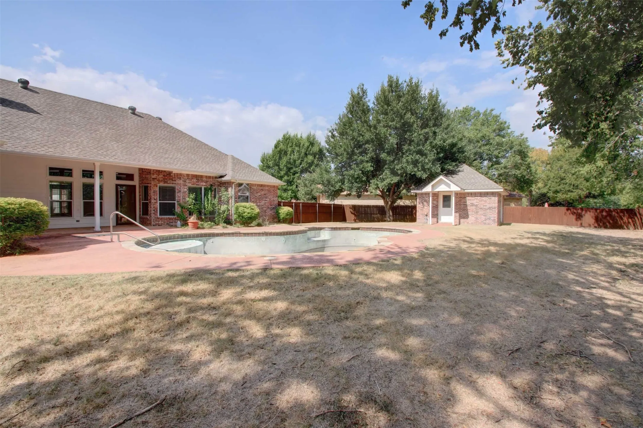 Single Family Residence For Sale in Somervell County , 107 Heritage Place, Glen Rose, Texas 76043, 3 Bedroom, 3 Bathroom, 2 Garage spaces, 2,126 Sqft, built in 2007, mls#21397528, Real Estate Agent in Glen Rose, Homes For Sale in Somervell county, Homes For Sale in Glen Rose, Realtor in Glen Rose Texas, Real Estate Brokerage Independent Realty Texas, Luminita Cordes Realtor