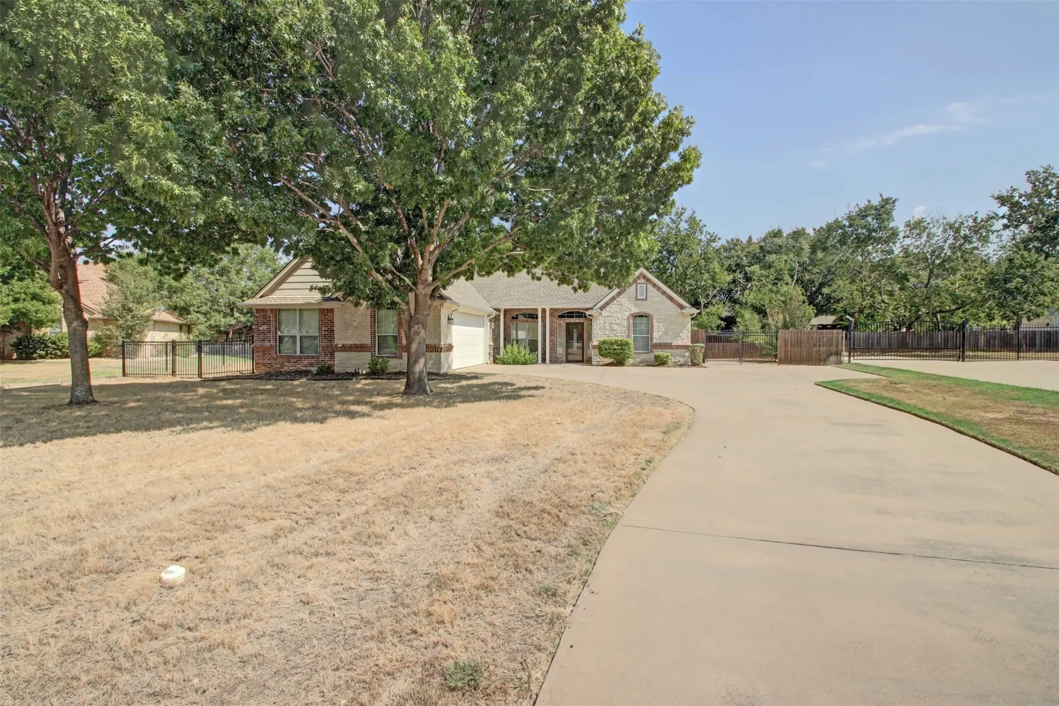 Single Family Residence For Sale in Somervell County , 107 Heritage Place, Glen Rose, Texas 76043, 3 Bedroom, 3 Bathroom, 2 Garage spaces, 2,126 Sqft, built in 2007, mls#21397528, Real Estate Agent in Glen Rose, Homes For Sale in Somervell county, Homes For Sale in Glen Rose, Realtor in Glen Rose Texas, Real Estate Brokerage Independent Realty Texas, Luminita Cordes Realtor