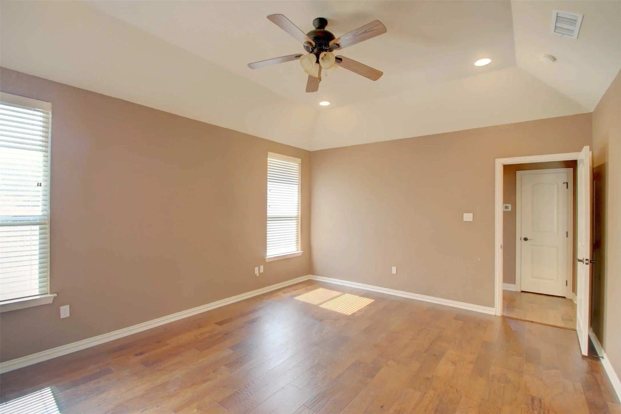 Single Family Residence For Sale in Somervell County , 107 Heritage Place, Glen Rose, Texas 76043, 3 Bedroom, 3 Bathroom, 2 Garage spaces, 2,126 Sqft, built in 2007, mls#21397528, Real Estate Agent in Glen Rose, Homes For Sale in Somervell county, Homes For Sale in Glen Rose, Realtor in Glen Rose Texas, Real Estate Brokerage Independent Realty Texas, Luminita Cordes Realtor
