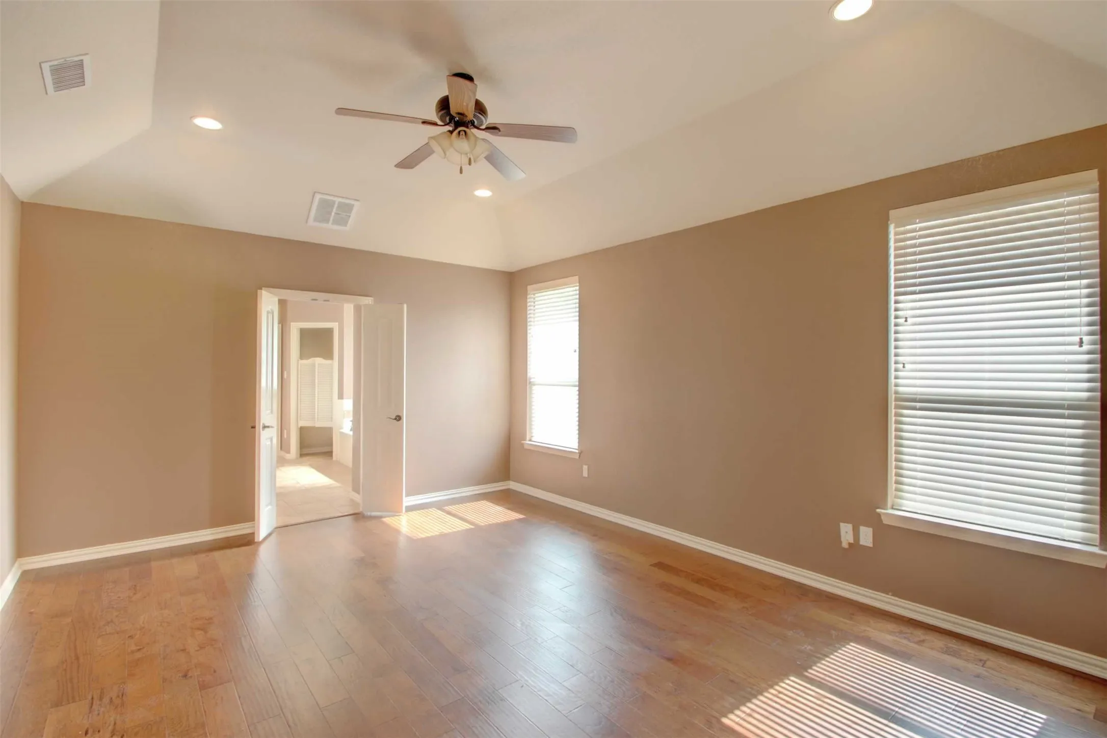 Single Family Residence For Sale in Somervell County , 107 Heritage Place, Glen Rose, Texas 76043, 3 Bedroom, 3 Bathroom, 2 Garage spaces, 2,126 Sqft, built in 2007, mls#21397528, Real Estate Agent in Glen Rose, Homes For Sale in Somervell county, Homes For Sale in Glen Rose, Realtor in Glen Rose Texas, Real Estate Brokerage Independent Realty Texas, Luminita Cordes Realtor
