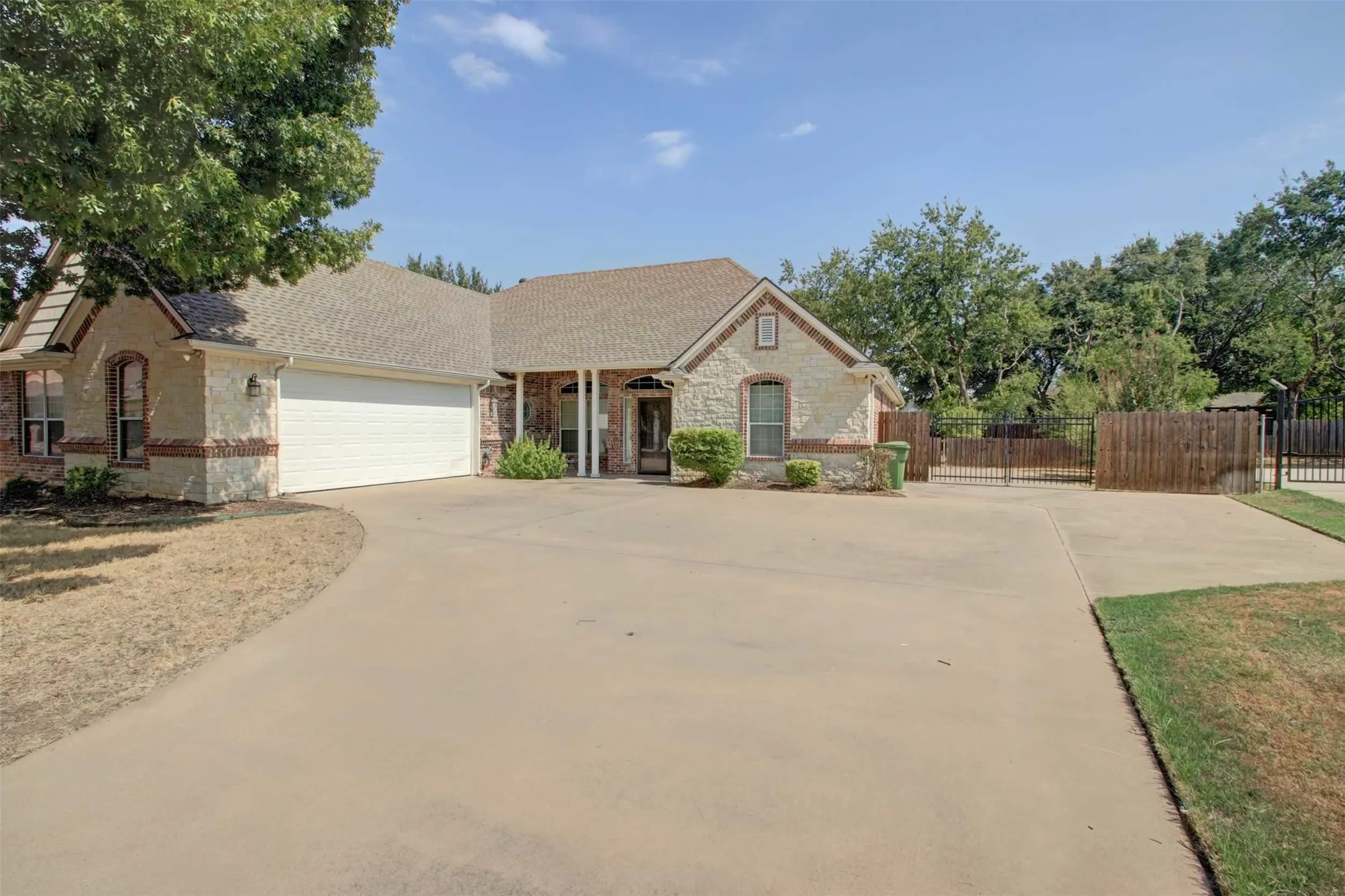 Single Family Residence For Sale in Somervell County , 107 Heritage Place, Glen Rose, Texas 76043, 3 Bedroom, 3 Bathroom, 2 Garage spaces, 2,126 Sqft, built in 2007, mls#21397528, Real Estate Agent in Glen Rose, Homes For Sale in Somervell county, Homes For Sale in Glen Rose, Realtor in Glen Rose Texas, Real Estate Brokerage Independent Realty Texas, Luminita Cordes Realtor
