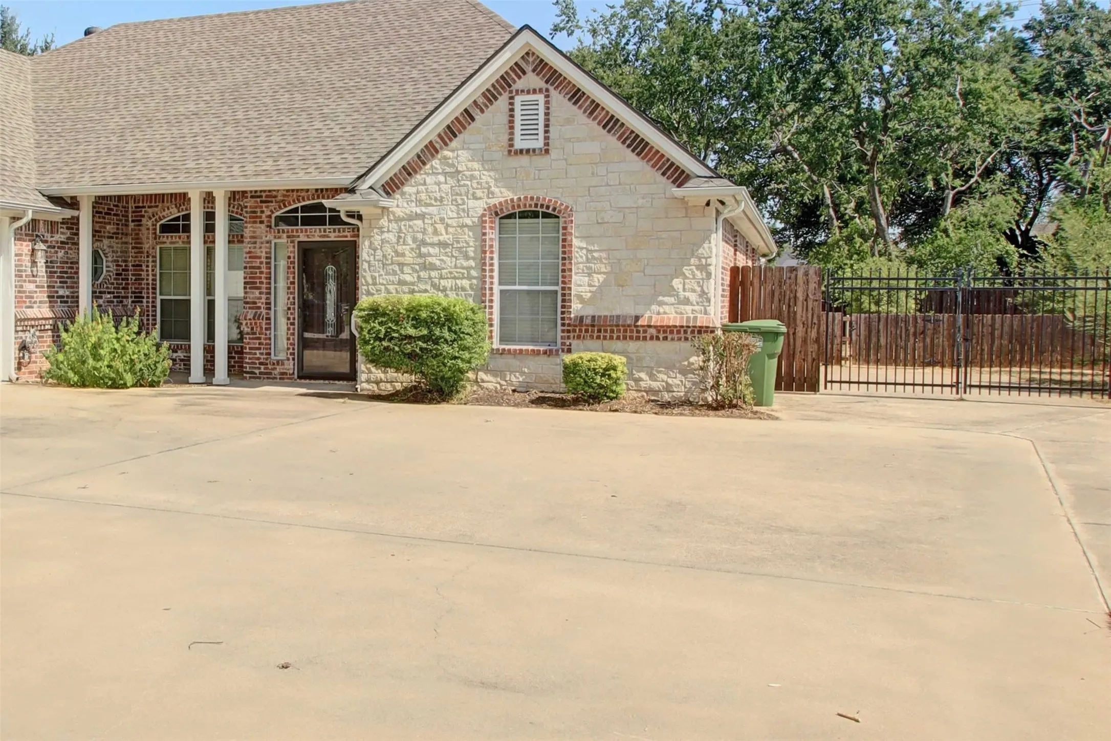 Single Family Residence For Sale in Somervell County , 107 Heritage Place, Glen Rose, Texas 76043, 3 Bedroom, 3 Bathroom, 2 Garage spaces, 2,126 Sqft, built in 2007, mls#21397528, Real Estate Agent in Glen Rose, Homes For Sale in Somervell county, Homes For Sale in Glen Rose, Realtor in Glen Rose Texas, Real Estate Brokerage Independent Realty Texas, Luminita Cordes Realtor