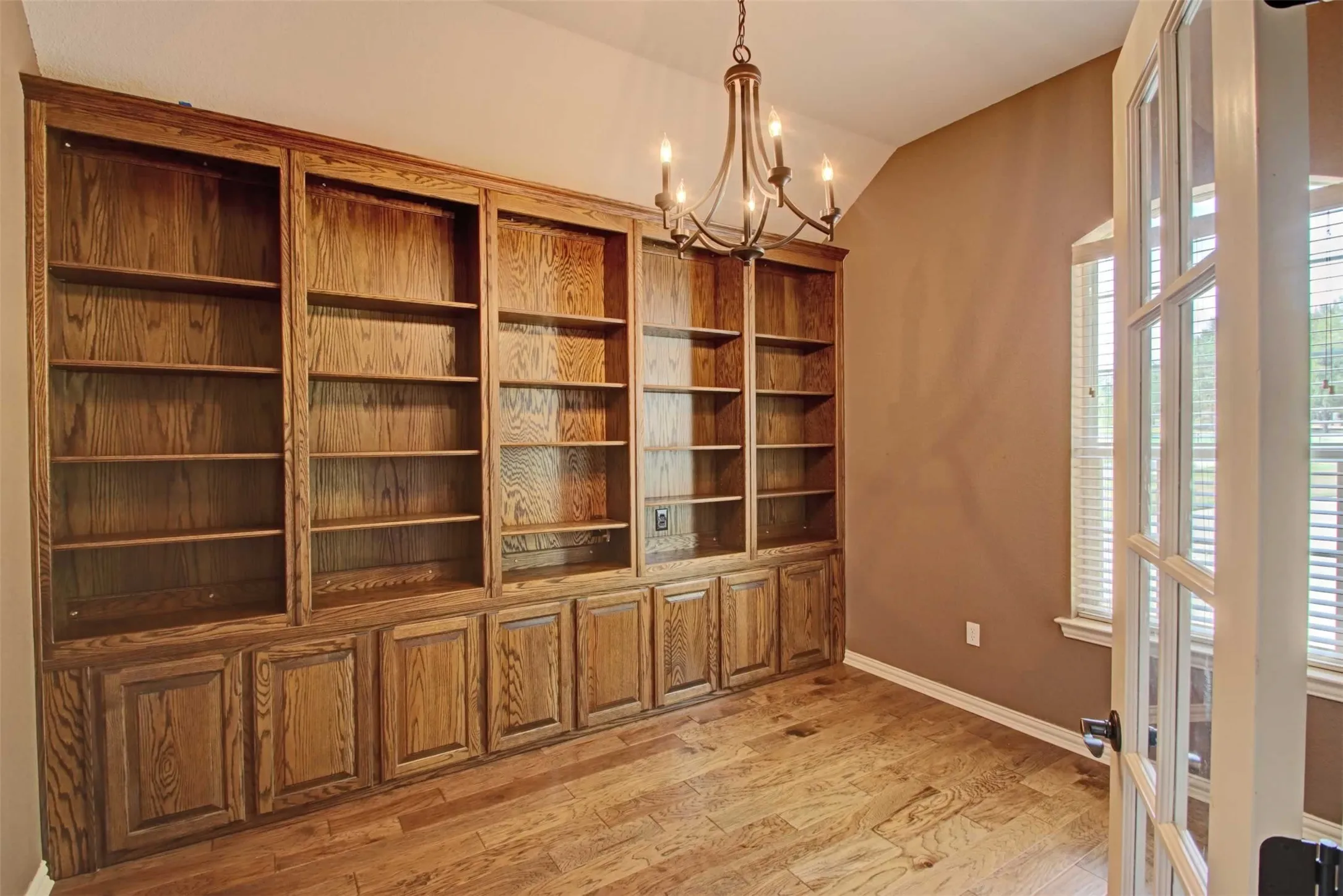 Single Family Residence For Sale in Somervell County , 107 Heritage Place, Glen Rose, Texas 76043, 3 Bedroom, 3 Bathroom, 2 Garage spaces, 2,126 Sqft, built in 2007, mls#21397528, Real Estate Agent in Glen Rose, Homes For Sale in Somervell county, Homes For Sale in Glen Rose, Realtor in Glen Rose Texas, Real Estate Brokerage Independent Realty Texas, Luminita Cordes Realtor