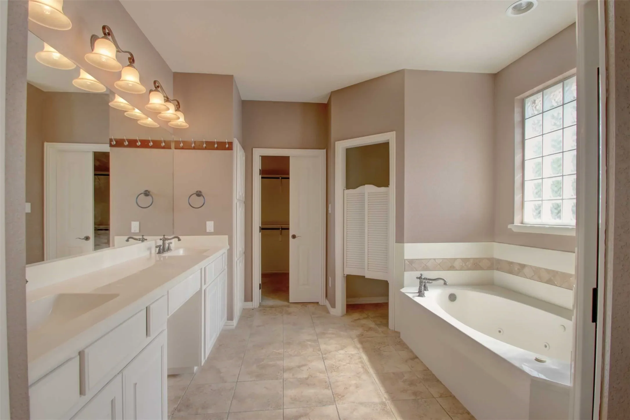 Single Family Residence For Sale in Somervell County , 107 Heritage Place, Glen Rose, Texas 76043, 3 Bedroom, 3 Bathroom, 2 Garage spaces, 2,126 Sqft, built in 2007, mls#21397528, Real Estate Agent in Glen Rose, Homes For Sale in Somervell county, Homes For Sale in Glen Rose, Realtor in Glen Rose Texas, Real Estate Brokerage Independent Realty Texas, Luminita Cordes Realtor