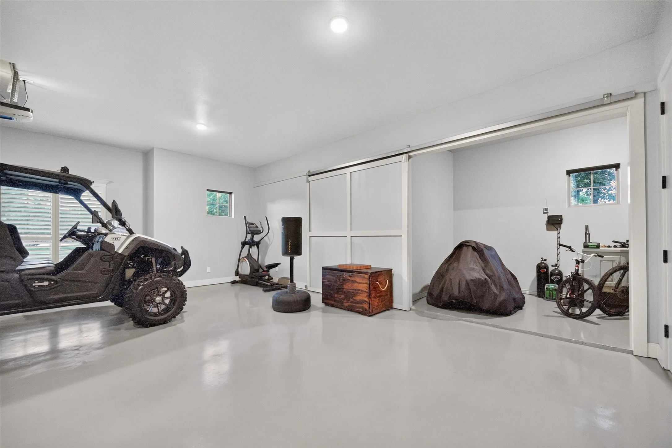 Single Family Residence For Sale in Henderson County , 5615 Nathan Drive, Chandler, Texas 75758, 3 Bedroom, 4 Bathroom, 3 Garage spaces, 3,473 Sqft, built in 2019, mls#21398283, Real Estate Agent in Chandler, Homes For Sale in Henderson county, Homes For Sale in Chandler, Realtor in Chandler Texas, Real Estate Brokerage Independent Realty Texas, Luminita Cordes Realtor