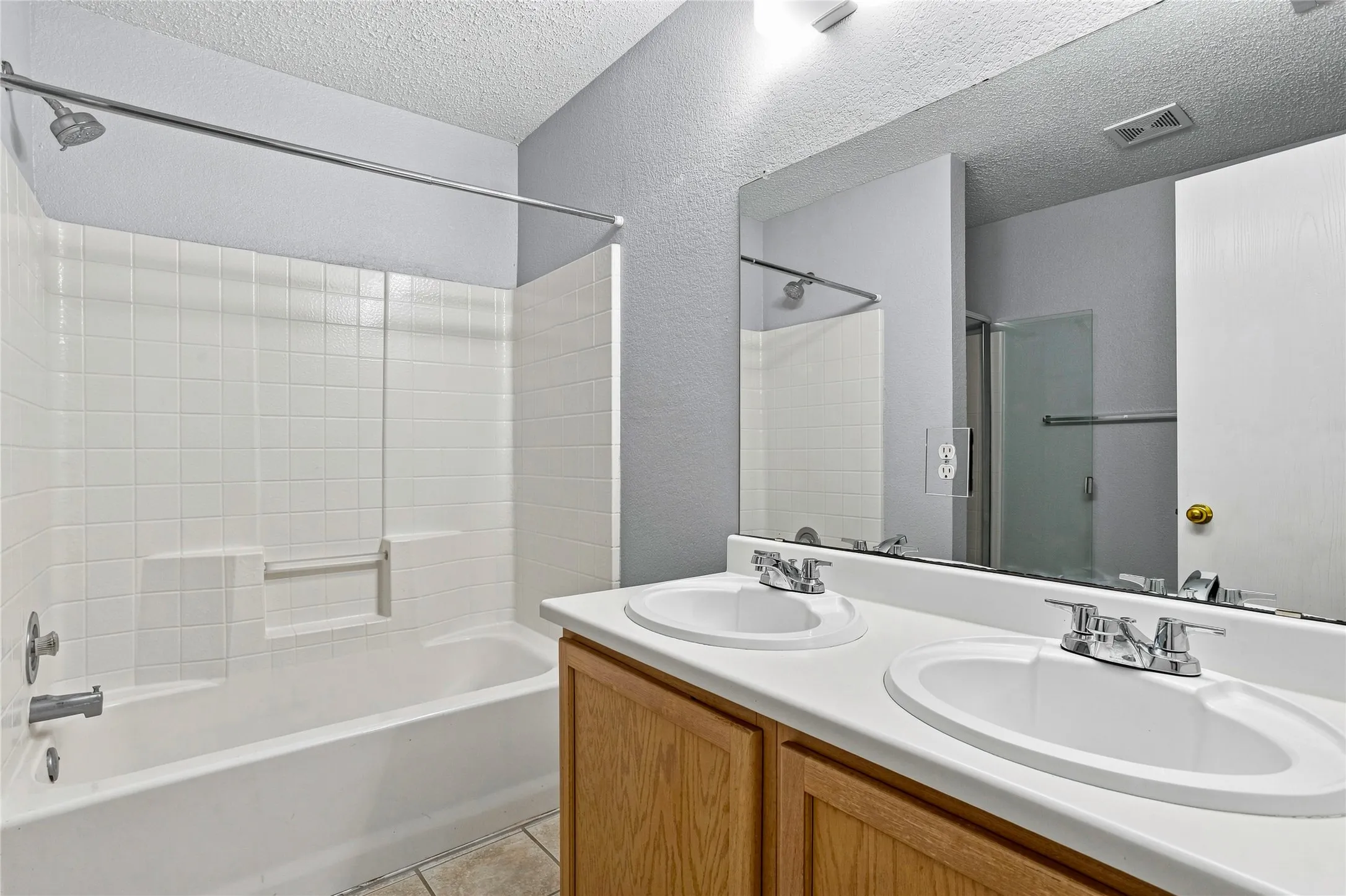 Single Family Residence For Rent in Dallas County , 1301 Mill Crossing, Garland, Texas 75040, 4 Bedroom, 3 Bathroom, 3 Garage spaces, 1,988 Sqft, built in 1997, mls#21398284, Real Estate Agent in Garland, Homes For Rent in Dallas county, Homes For Rent in Garland, Realtor in Garland Texas, Real Estate Brokerage Independent Realty Texas, Luminita Cordes Realtor