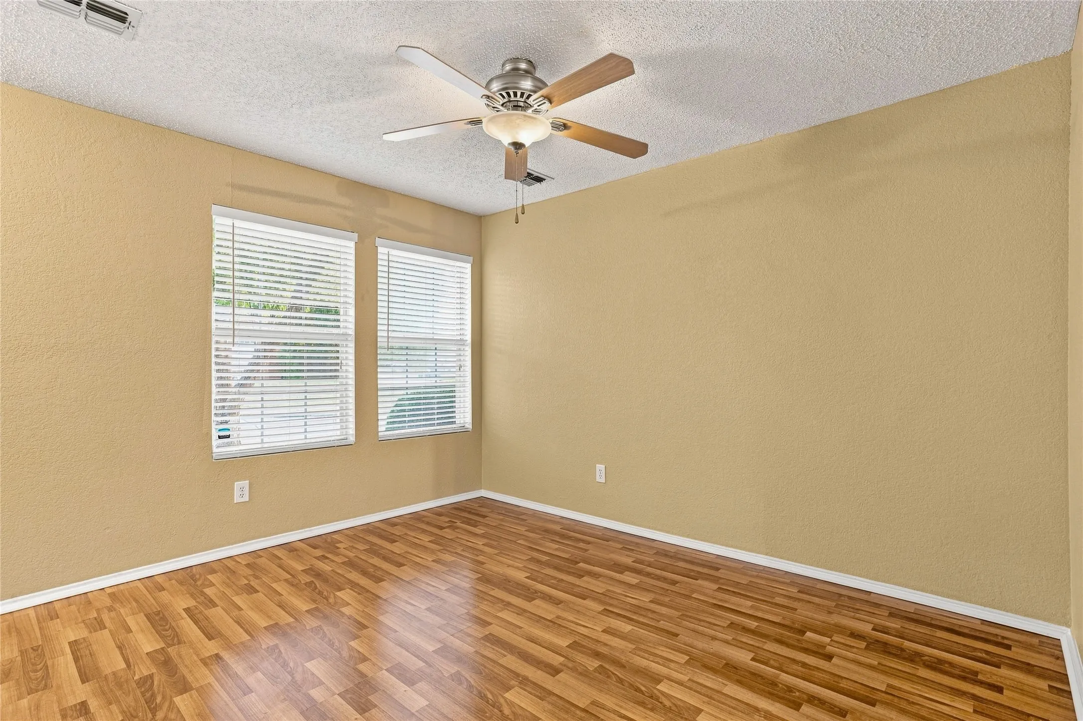 Single Family Residence For Rent in Dallas County , 1301 Mill Crossing, Garland, Texas 75040, 4 Bedroom, 3 Bathroom, 3 Garage spaces, 1,988 Sqft, built in 1997, mls#21398284, Real Estate Agent in Garland, Homes For Rent in Dallas county, Homes For Rent in Garland, Realtor in Garland Texas, Real Estate Brokerage Independent Realty Texas, Luminita Cordes Realtor