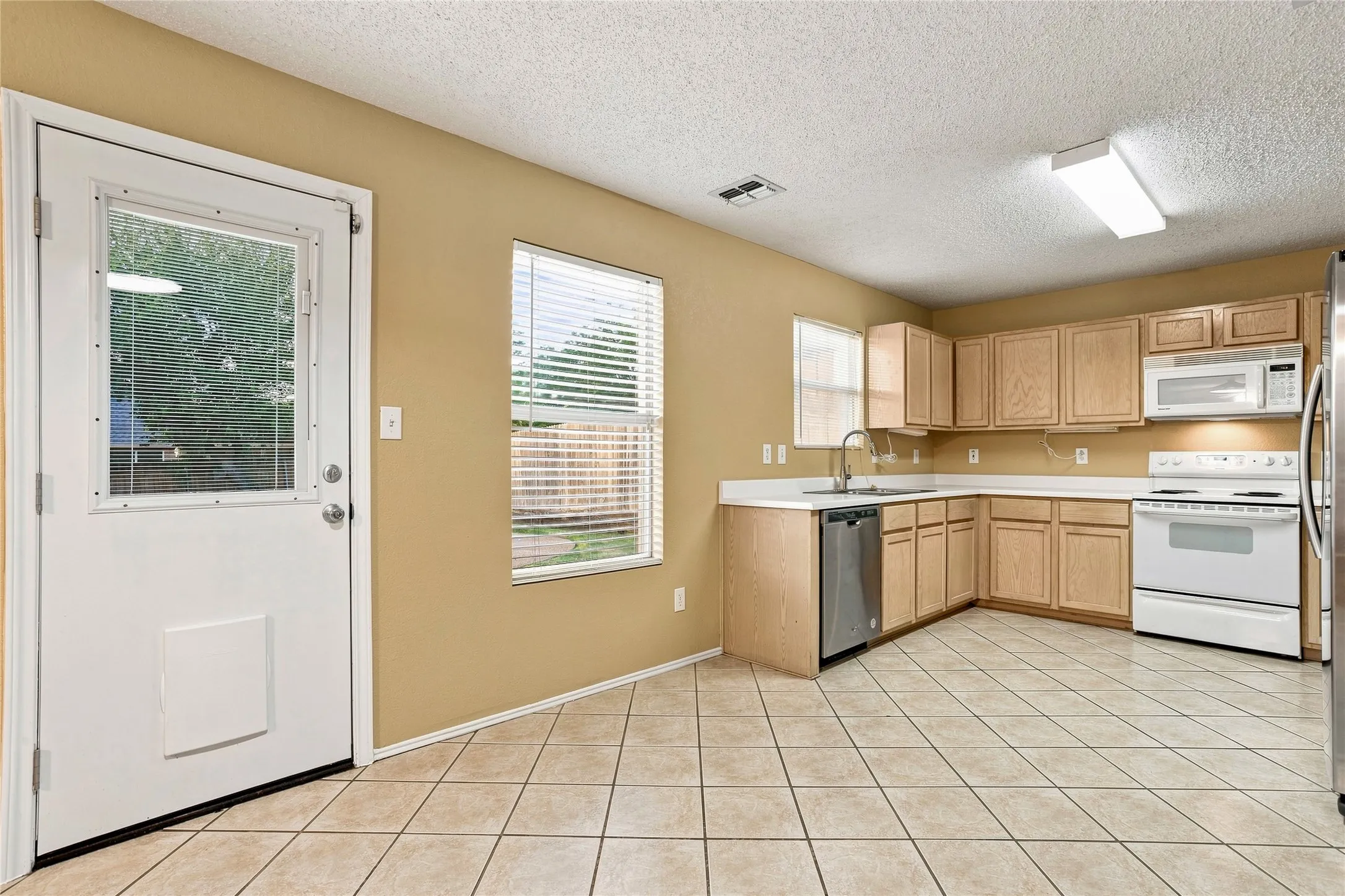 Single Family Residence For Rent in Dallas County , 1301 Mill Crossing, Garland, Texas 75040, 4 Bedroom, 3 Bathroom, 3 Garage spaces, 1,988 Sqft, built in 1997, mls#21398284, Real Estate Agent in Garland, Homes For Rent in Dallas county, Homes For Rent in Garland, Realtor in Garland Texas, Real Estate Brokerage Independent Realty Texas, Luminita Cordes Realtor
