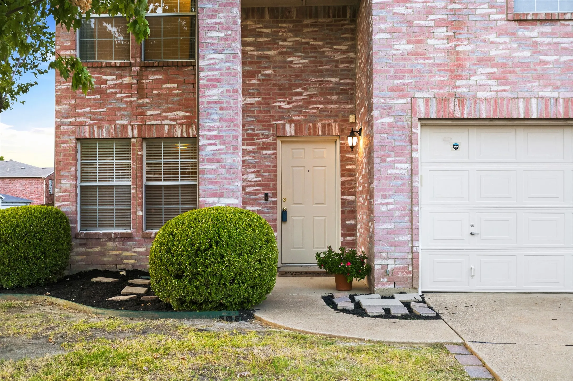 Single Family Residence For Rent in Dallas County , 1301 Mill Crossing, Garland, Texas 75040, 4 Bedroom, 3 Bathroom, 3 Garage spaces, 1,988 Sqft, built in 1997, mls#21398284, Real Estate Agent in Garland, Homes For Rent in Dallas county, Homes For Rent in Garland, Realtor in Garland Texas, Real Estate Brokerage Independent Realty Texas, Luminita Cordes Realtor