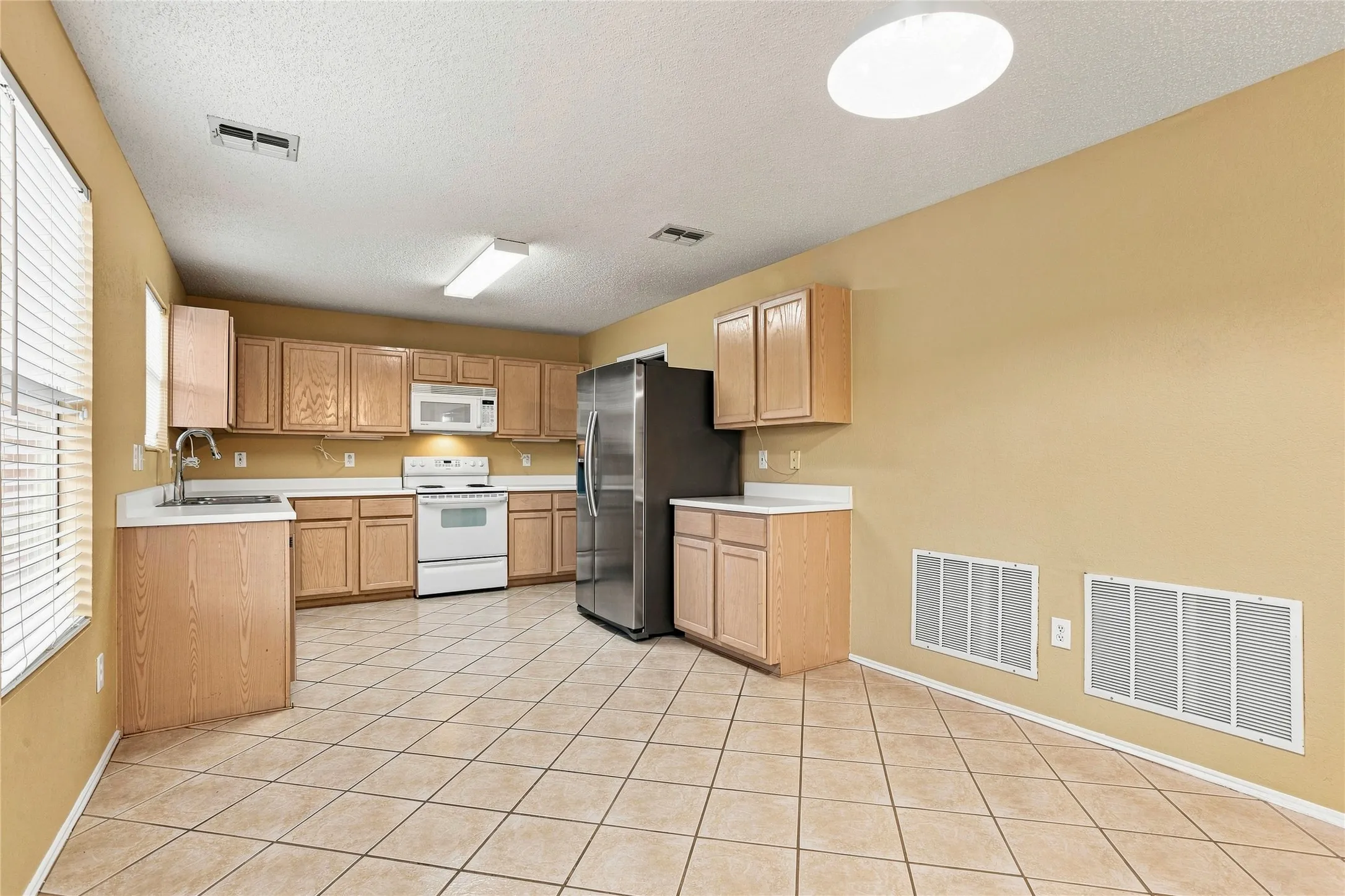 Single Family Residence For Rent in Dallas County , 1301 Mill Crossing, Garland, Texas 75040, 4 Bedroom, 3 Bathroom, 3 Garage spaces, 1,988 Sqft, built in 1997, mls#21398284, Real Estate Agent in Garland, Homes For Rent in Dallas county, Homes For Rent in Garland, Realtor in Garland Texas, Real Estate Brokerage Independent Realty Texas, Luminita Cordes Realtor
