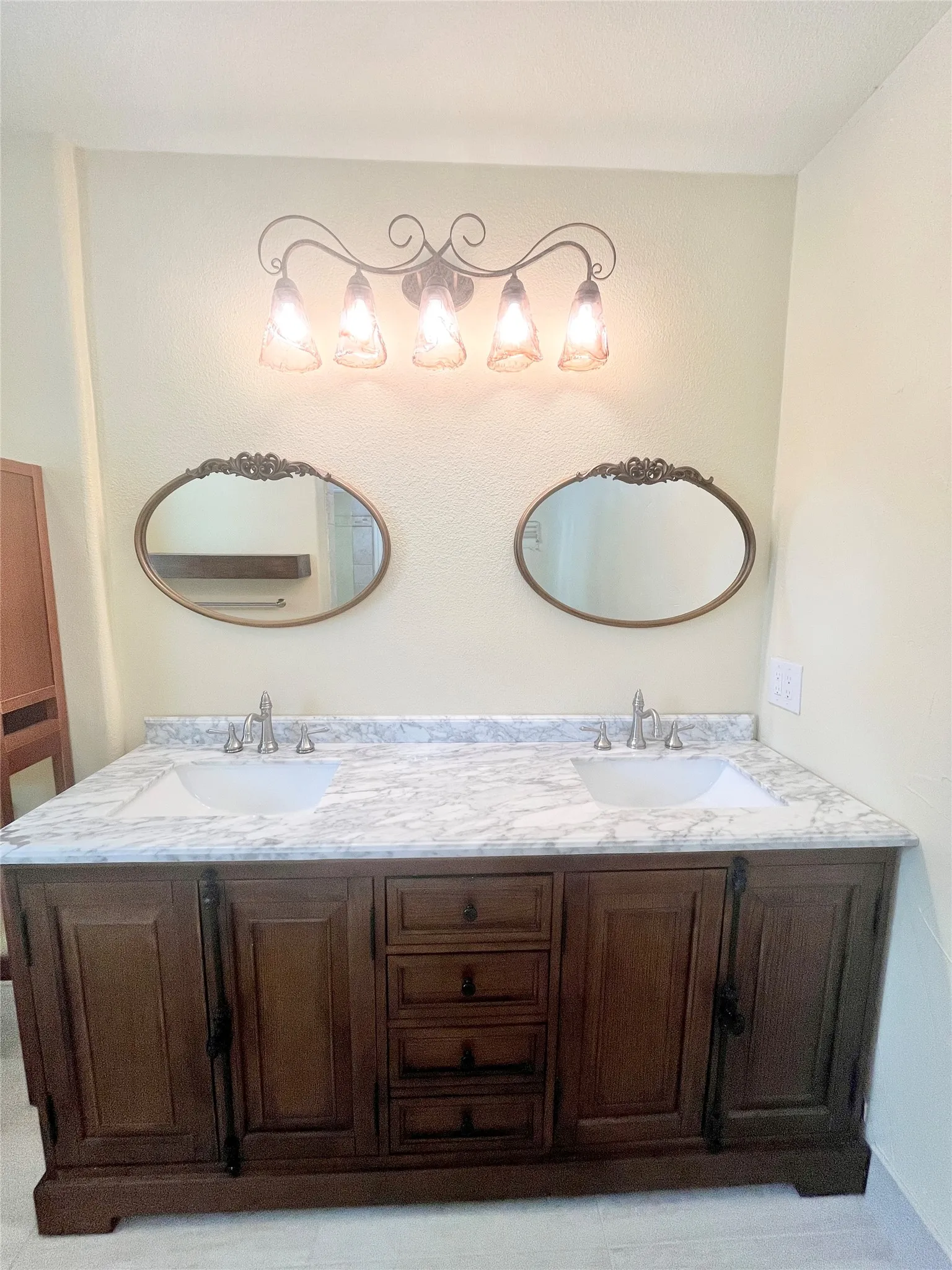 Single Family Residence For Rent in Dallas County , 313 Santa Clara Street, Irving, Texas 75062, 4 Bedroom, 3 Bathroom, 2 Garage spaces, 2,624 Sqft, built in 1967, mls#21397651, Real Estate Agent in Irving, Homes For Rent in Dallas county, Homes For Rent in Irving, Realtor in Irving Texas, Real Estate Brokerage Independent Realty Texas, Luminita Cordes Realtor