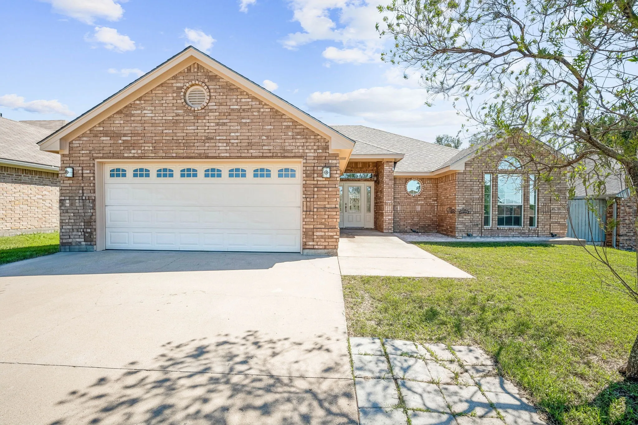 Single Family Residence For Sale in Erath County , 320 Midnight Shadow, Stephenville, Texas 76401, 3 Bedroom, 2 Bathroom, Garage spaces, 1,625 Sqft, built in 2009, mls#21398288, Real Estate Agent in Stephenville, Homes For Sale in Erath county, Homes For Sale in Stephenville, Realtor in Stephenville Texas, Real Estate Brokerage Independent Realty Texas, Luminita Cordes Realtor