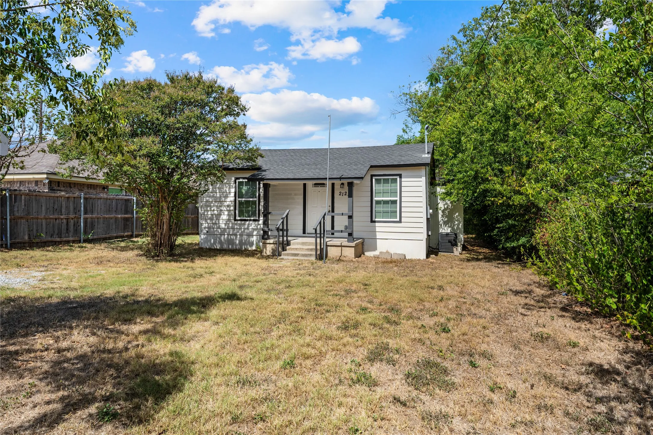 Single Family Residence For Sale in Mc Lennan County , 2123 Burnett Avenue, Waco, Texas 76706, 3 Bedroom, 2 Bathroom, Garage spaces, 1,184 Sqft, built in 1945, mls#21398221, Real Estate Agent in Waco, Homes For Sale in Mc Lennan county, Homes For Sale in Waco, Realtor in Waco Texas, Real Estate Brokerage Independent Realty Texas, Luminita Cordes Realtor