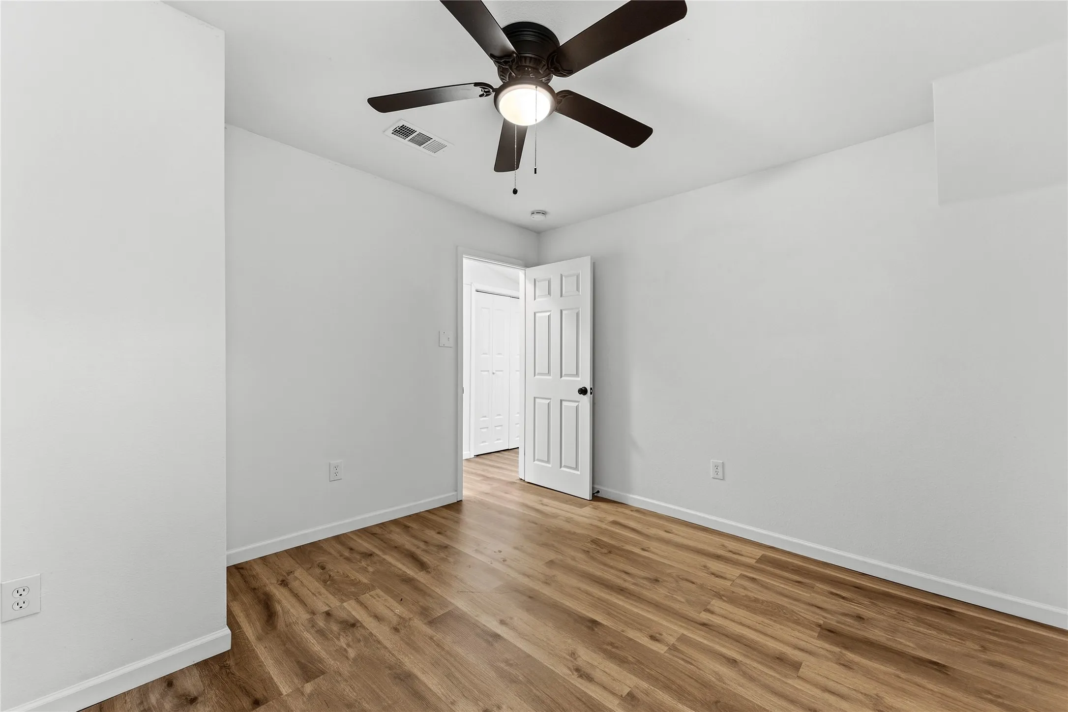 Single Family Residence For Sale in Mc Lennan County , 2123 Burnett Avenue, Waco, Texas 76706, 3 Bedroom, 2 Bathroom, Garage spaces, 1,184 Sqft, built in 1945, mls#21398221, Real Estate Agent in Waco, Homes For Sale in Mc Lennan county, Homes For Sale in Waco, Realtor in Waco Texas, Real Estate Brokerage Independent Realty Texas, Luminita Cordes Realtor