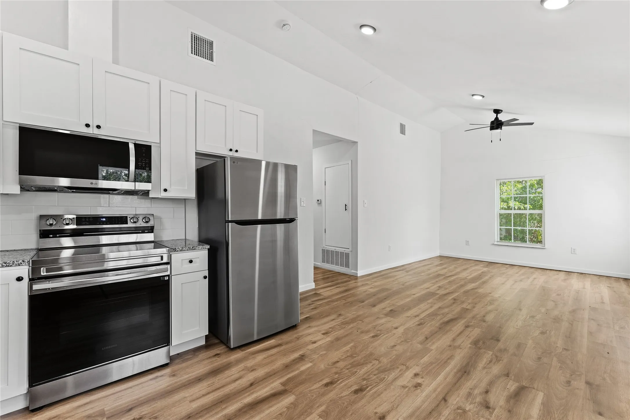 Single Family Residence For Sale in Mc Lennan County , 2123 Burnett Avenue, Waco, Texas 76706, 3 Bedroom, 2 Bathroom, Garage spaces, 1,184 Sqft, built in 1945, mls#21398221, Real Estate Agent in Waco, Homes For Sale in Mc Lennan county, Homes For Sale in Waco, Realtor in Waco Texas, Real Estate Brokerage Independent Realty Texas, Luminita Cordes Realtor
