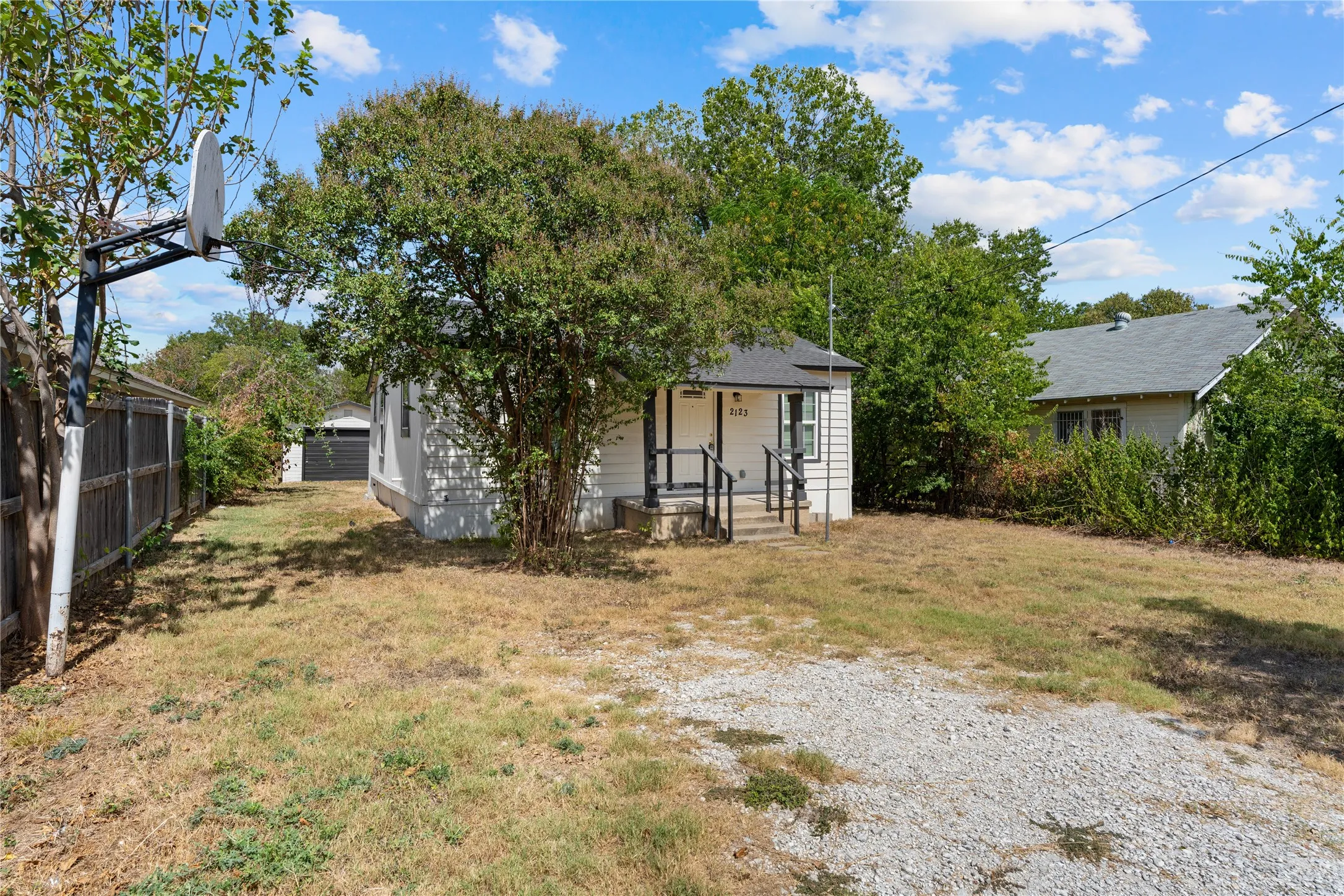 Single Family Residence For Sale in Mc Lennan County , 2123 Burnett Avenue, Waco, Texas 76706, 3 Bedroom, 2 Bathroom, Garage spaces, 1,184 Sqft, built in 1945, mls#21398221, Real Estate Agent in Waco, Homes For Sale in Mc Lennan county, Homes For Sale in Waco, Realtor in Waco Texas, Real Estate Brokerage Independent Realty Texas, Luminita Cordes Realtor