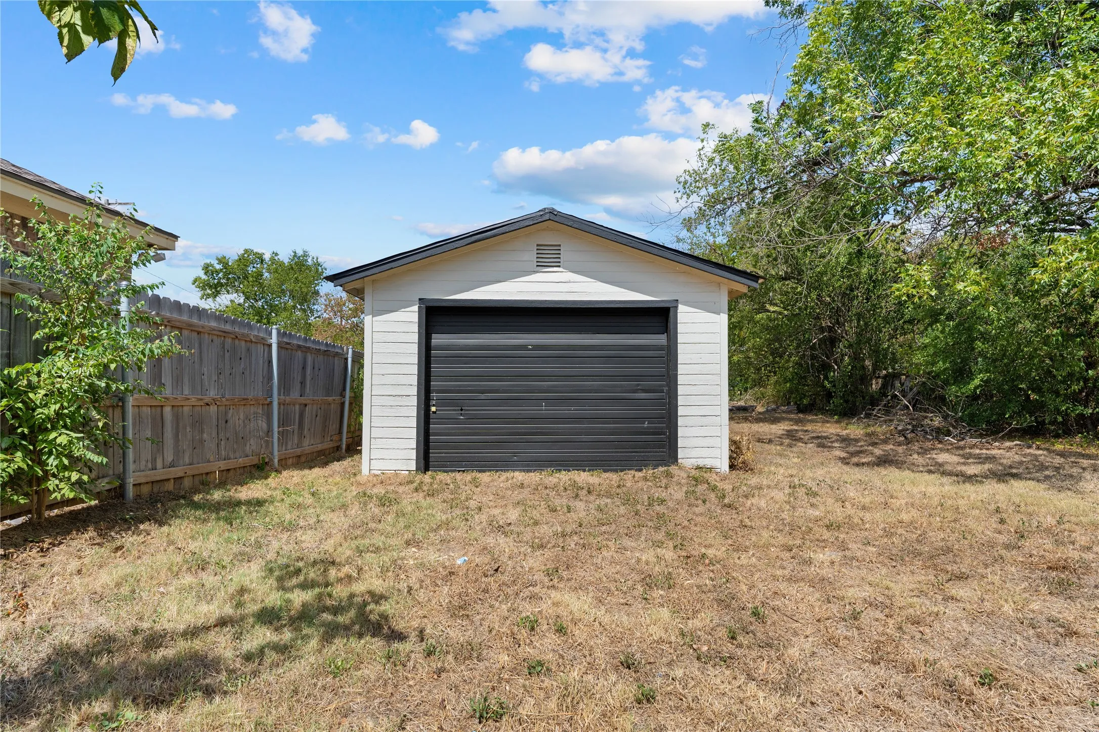 Single Family Residence For Sale in Mc Lennan County , 2123 Burnett Avenue, Waco, Texas 76706, 3 Bedroom, 2 Bathroom, Garage spaces, 1,184 Sqft, built in 1945, mls#21398221, Real Estate Agent in Waco, Homes For Sale in Mc Lennan county, Homes For Sale in Waco, Realtor in Waco Texas, Real Estate Brokerage Independent Realty Texas, Luminita Cordes Realtor
