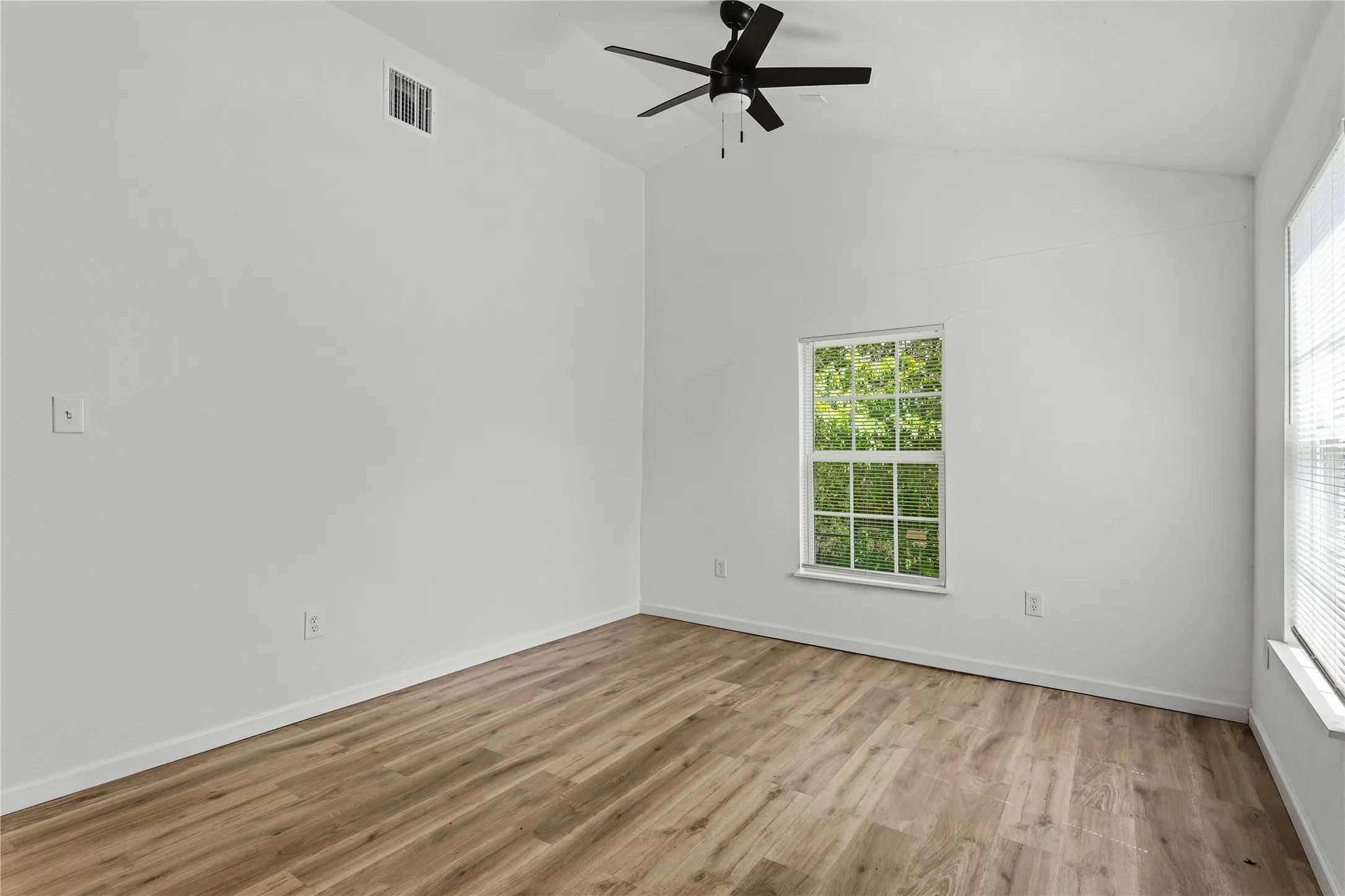 Single Family Residence For Sale in Mc Lennan County , 2123 Burnett Avenue, Waco, Texas 76706, 3 Bedroom, 2 Bathroom, Garage spaces, 1,184 Sqft, built in 1945, mls#21398221, Real Estate Agent in Waco, Homes For Sale in Mc Lennan county, Homes For Sale in Waco, Realtor in Waco Texas, Real Estate Brokerage Independent Realty Texas, Luminita Cordes Realtor