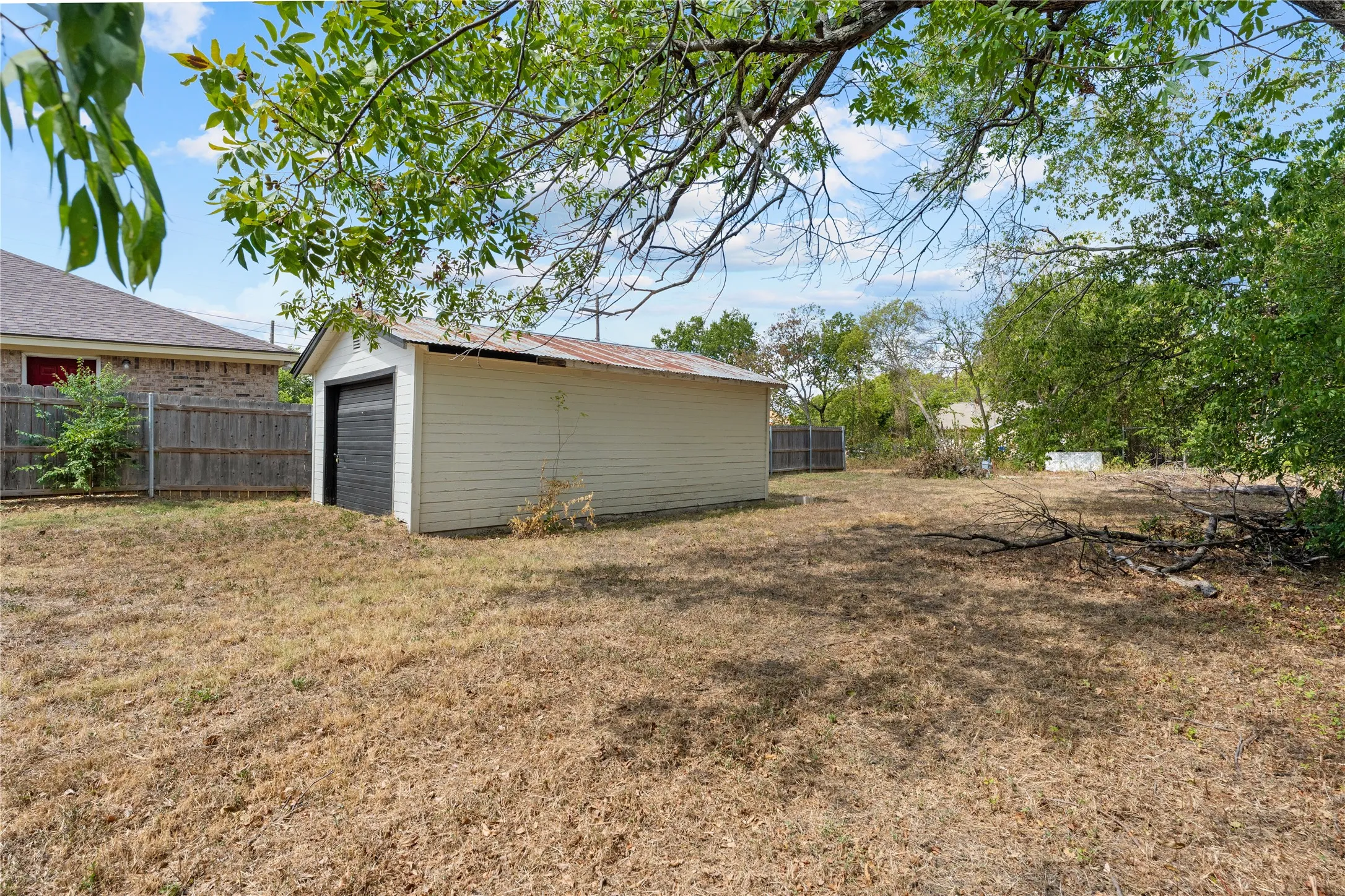 Single Family Residence For Sale in Mc Lennan County , 2123 Burnett Avenue, Waco, Texas 76706, 3 Bedroom, 2 Bathroom, Garage spaces, 1,184 Sqft, built in 1945, mls#21398221, Real Estate Agent in Waco, Homes For Sale in Mc Lennan county, Homes For Sale in Waco, Realtor in Waco Texas, Real Estate Brokerage Independent Realty Texas, Luminita Cordes Realtor