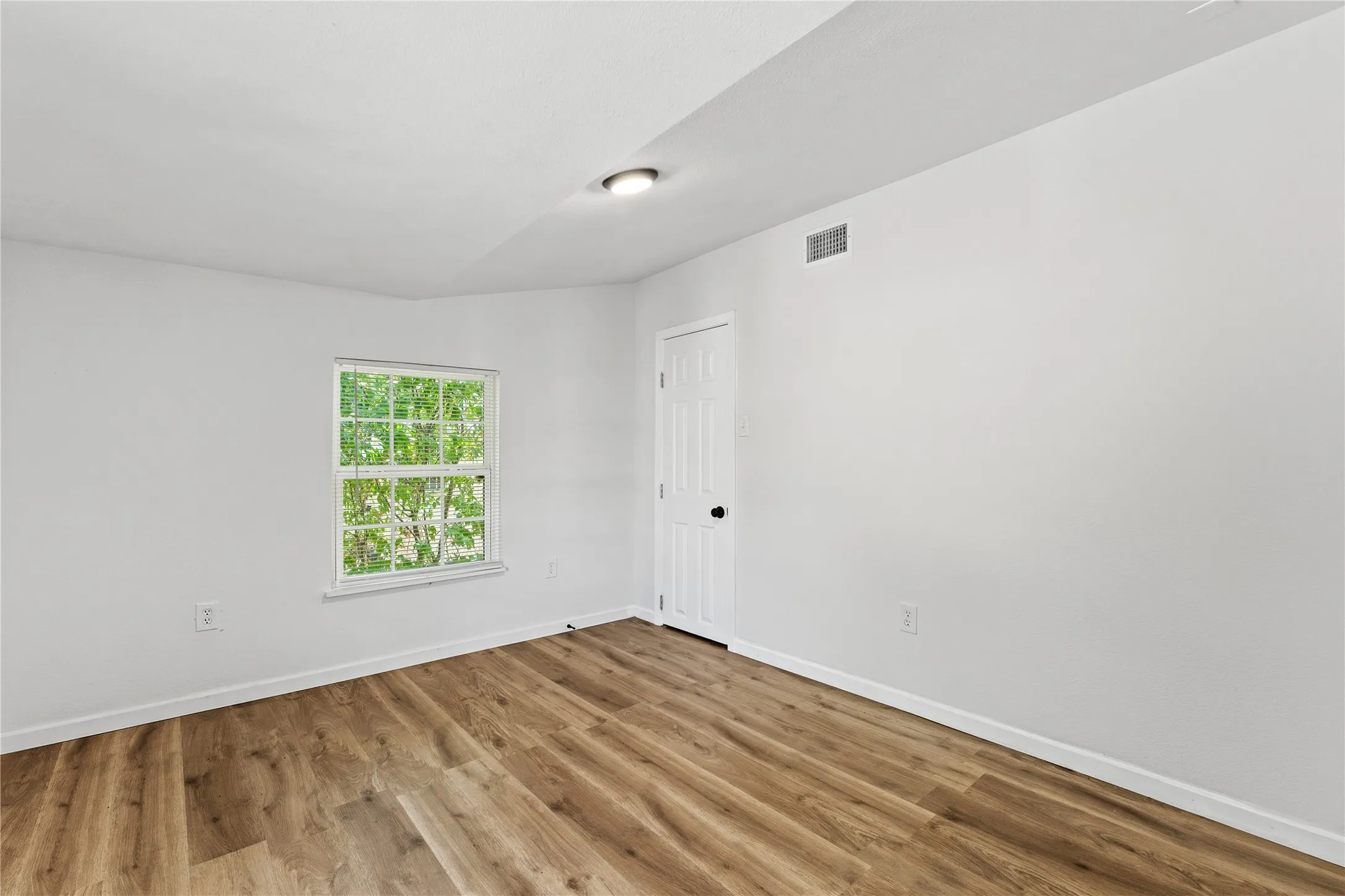 Single Family Residence For Sale in Mc Lennan County , 2123 Burnett Avenue, Waco, Texas 76706, 3 Bedroom, 2 Bathroom, Garage spaces, 1,184 Sqft, built in 1945, mls#21398221, Real Estate Agent in Waco, Homes For Sale in Mc Lennan county, Homes For Sale in Waco, Realtor in Waco Texas, Real Estate Brokerage Independent Realty Texas, Luminita Cordes Realtor