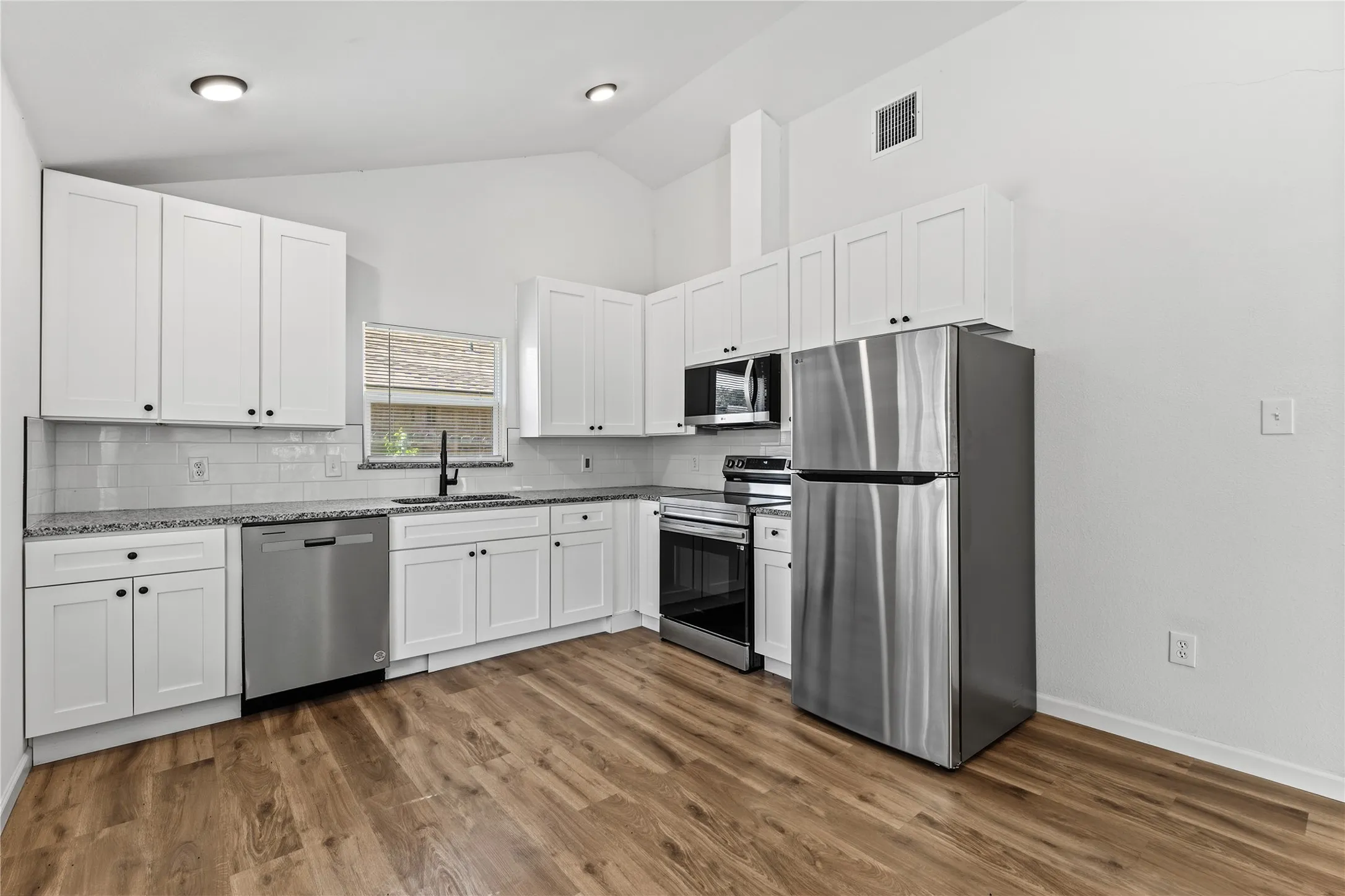 Single Family Residence For Sale in Mc Lennan County , 2123 Burnett Avenue, Waco, Texas 76706, 3 Bedroom, 2 Bathroom, Garage spaces, 1,184 Sqft, built in 1945, mls#21398221, Real Estate Agent in Waco, Homes For Sale in Mc Lennan county, Homes For Sale in Waco, Realtor in Waco Texas, Real Estate Brokerage Independent Realty Texas, Luminita Cordes Realtor