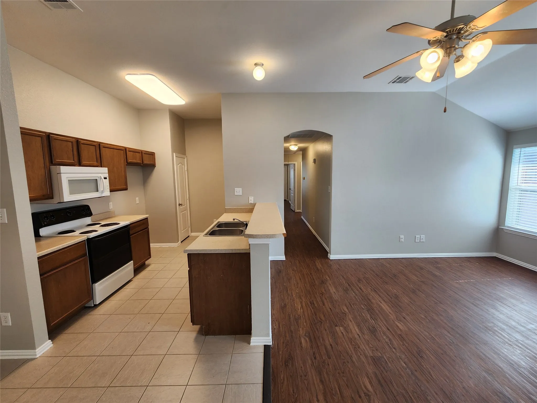 Duplex For Rent in Tarrant County , 209 Deborah Lane, Crowley, Texas 76036, 3 Bedroom, 2 Bathroom, 2 Garage spaces, 1,225 Sqft, built in 2005, mls#21398292, Real Estate Agent in Crowley, Homes For Rent in Tarrant county, Homes For Rent in Crowley, Realtor in Crowley Texas, Real Estate Brokerage Independent Realty Texas, Luminita Cordes Realtor