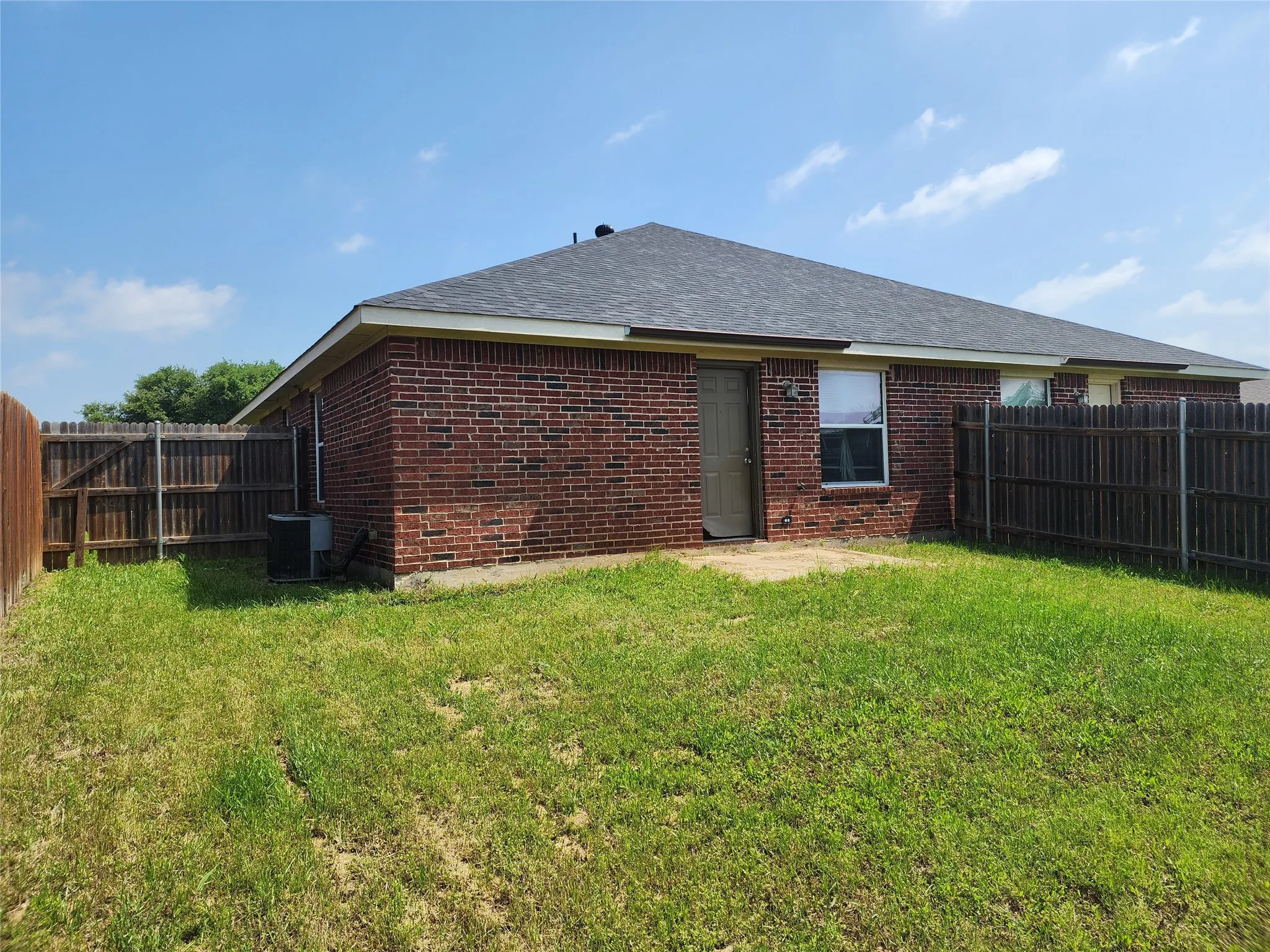 Duplex For Rent in Tarrant County , 209 Deborah Lane, Crowley, Texas 76036, 3 Bedroom, 2 Bathroom, 2 Garage spaces, 1,225 Sqft, built in 2005, mls#21398292, Real Estate Agent in Crowley, Homes For Rent in Tarrant county, Homes For Rent in Crowley, Realtor in Crowley Texas, Real Estate Brokerage Independent Realty Texas, Luminita Cordes Realtor