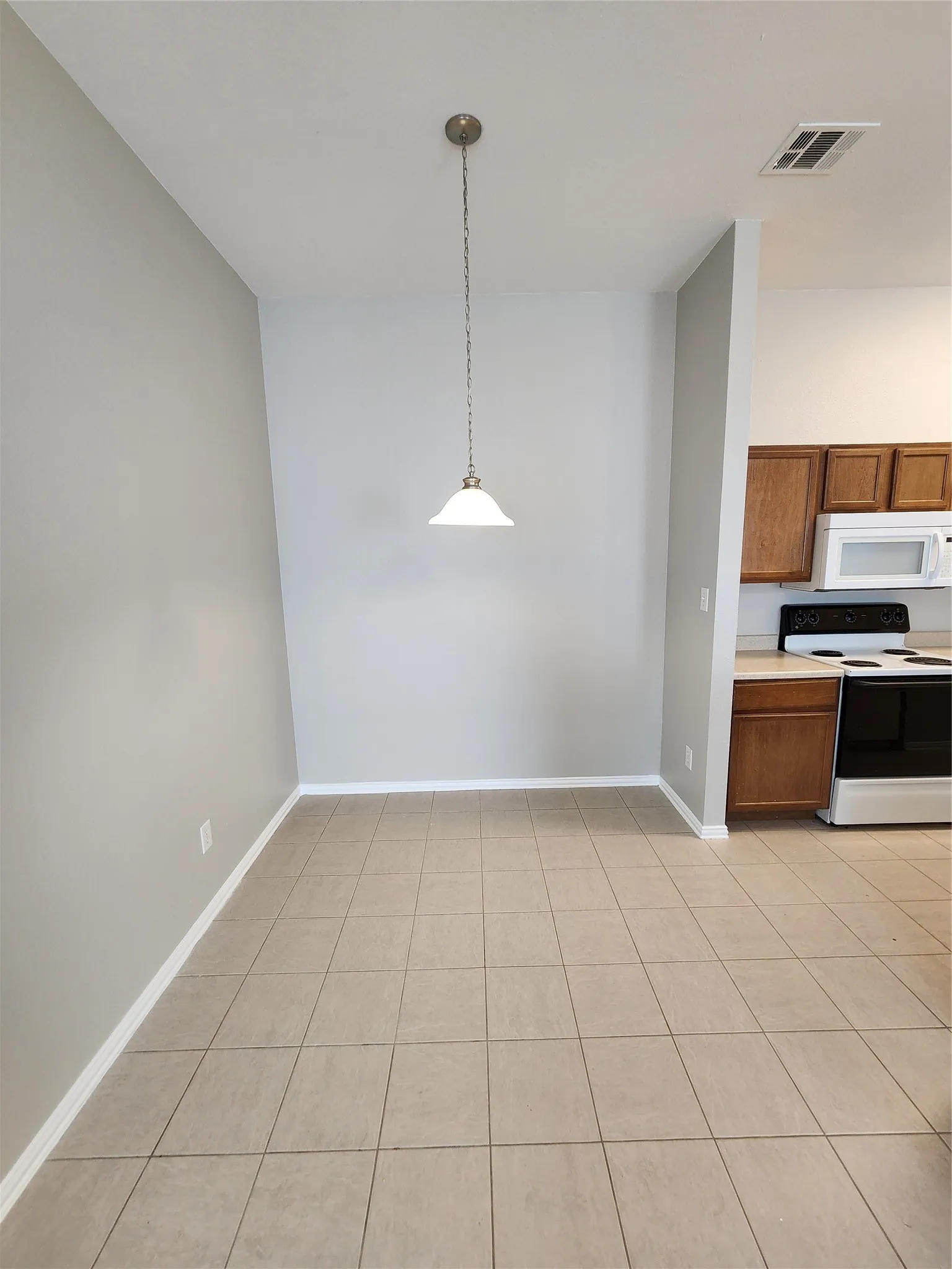 Duplex For Rent in Tarrant County , 209 Deborah Lane, Crowley, Texas 76036, 3 Bedroom, 2 Bathroom, 2 Garage spaces, 1,225 Sqft, built in 2005, mls#21398292, Real Estate Agent in Crowley, Homes For Rent in Tarrant county, Homes For Rent in Crowley, Realtor in Crowley Texas, Real Estate Brokerage Independent Realty Texas, Luminita Cordes Realtor