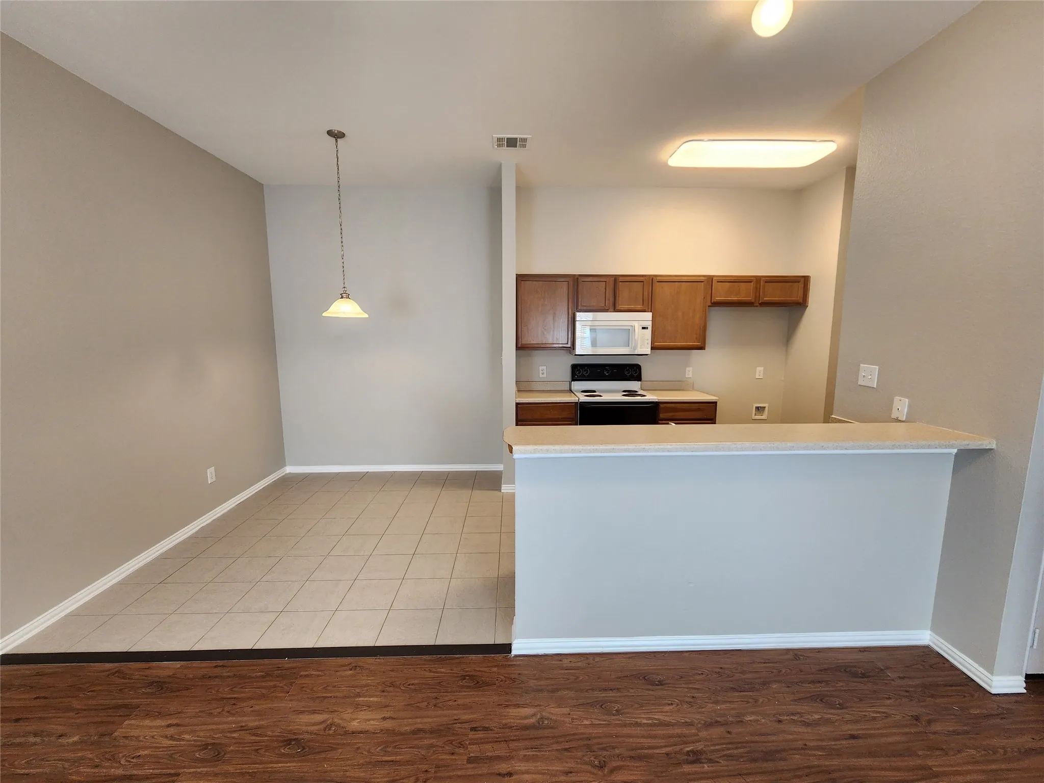 Duplex For Rent in Tarrant County , 209 Deborah Lane, Crowley, Texas 76036, 3 Bedroom, 2 Bathroom, 2 Garage spaces, 1,225 Sqft, built in 2005, mls#21398292, Real Estate Agent in Crowley, Homes For Rent in Tarrant county, Homes For Rent in Crowley, Realtor in Crowley Texas, Real Estate Brokerage Independent Realty Texas, Luminita Cordes Realtor