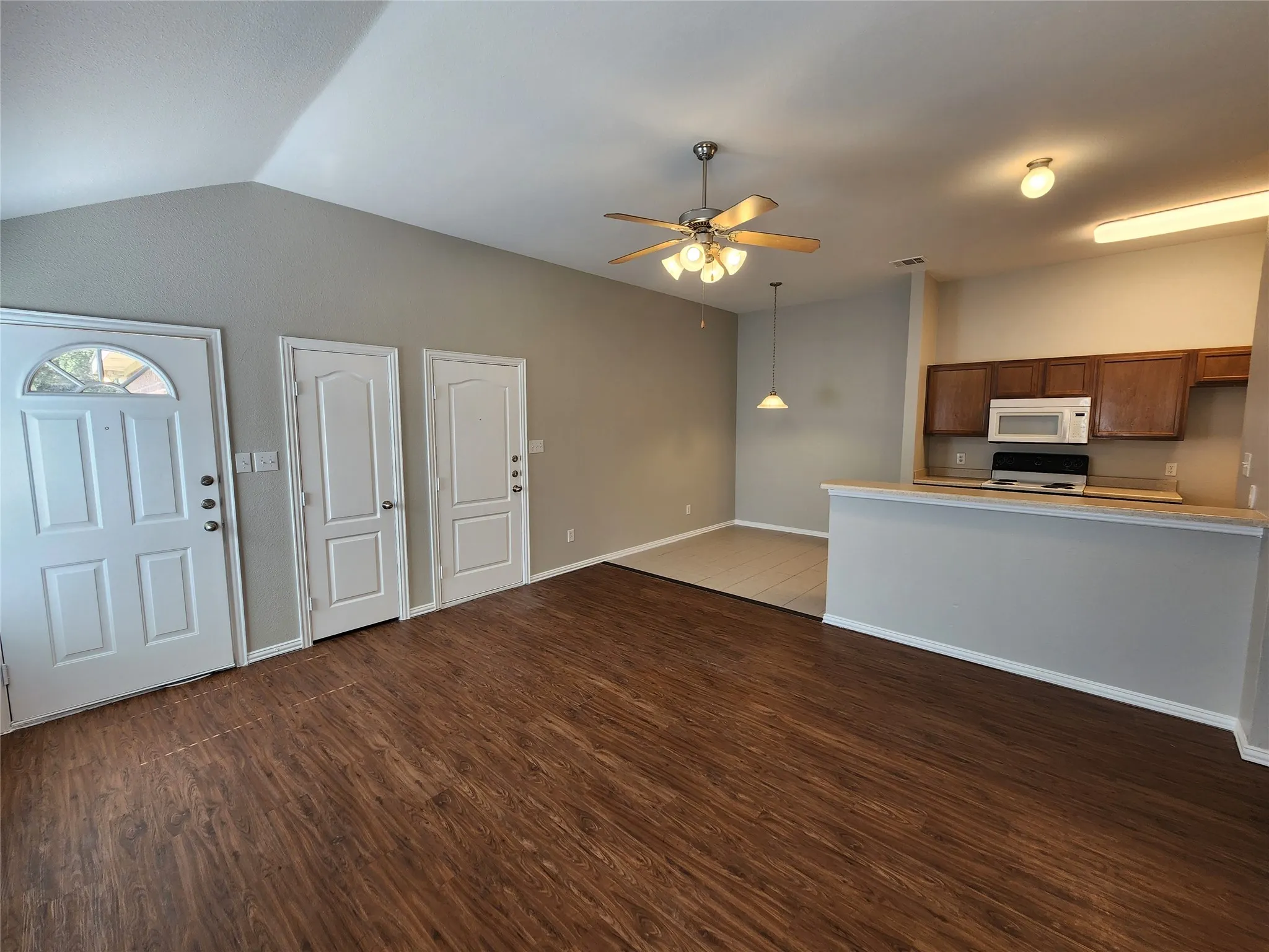 Duplex For Rent in Tarrant County , 209 Deborah Lane, Crowley, Texas 76036, 3 Bedroom, 2 Bathroom, 2 Garage spaces, 1,225 Sqft, built in 2005, mls#21398292, Real Estate Agent in Crowley, Homes For Rent in Tarrant county, Homes For Rent in Crowley, Realtor in Crowley Texas, Real Estate Brokerage Independent Realty Texas, Luminita Cordes Realtor
